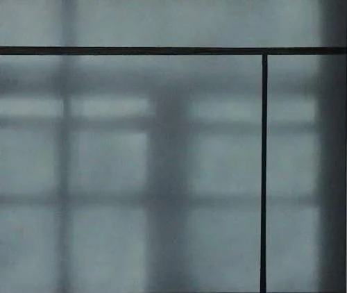 Fenster mit Spiegelung einer leeren Straße und Gebäuden, im Vordergrund eine schwarze Geländerstange.