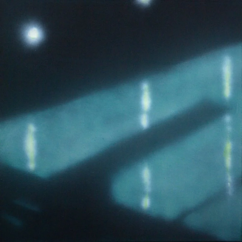 Reflexionen auf einer schwarzen, glatten Oberfläche, möglicherweise Glas oder Metall, mit Lichtpunkten und Lichtstreifen.