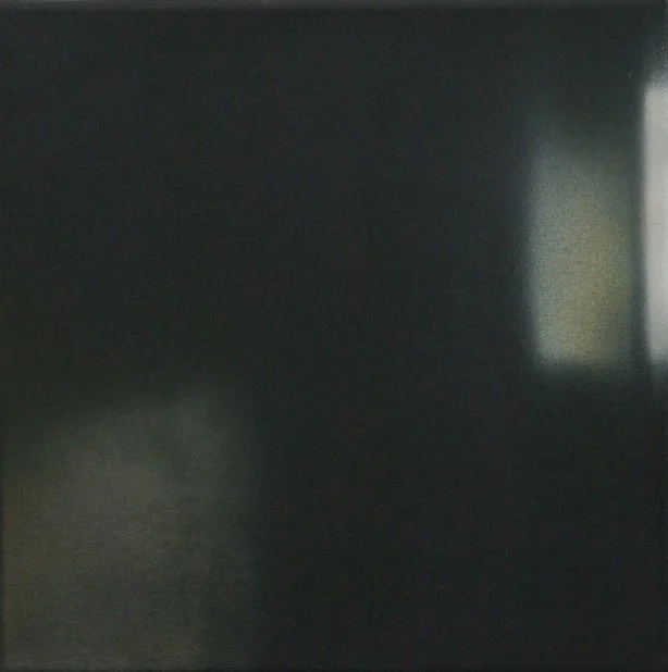 Das Bild zeigt eine dunkle, unklare Oberfläche mit wenig erkennbaren Details.