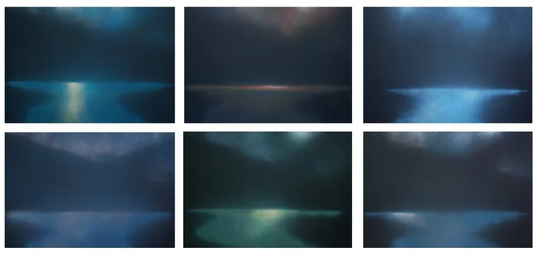 Sechs abstrakte, dunkle Bilder mit Lichtreflexionen und Nebelschwaden in Blautönen, angeordnet in zwei Reihen zu drei Bildern.