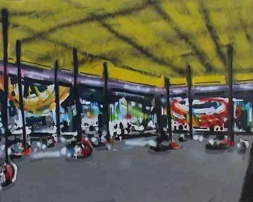 Innenansicht einer Parkgarage mit mehreren geparkten Autos, gelber Decke und Pfeilmarkierungen.