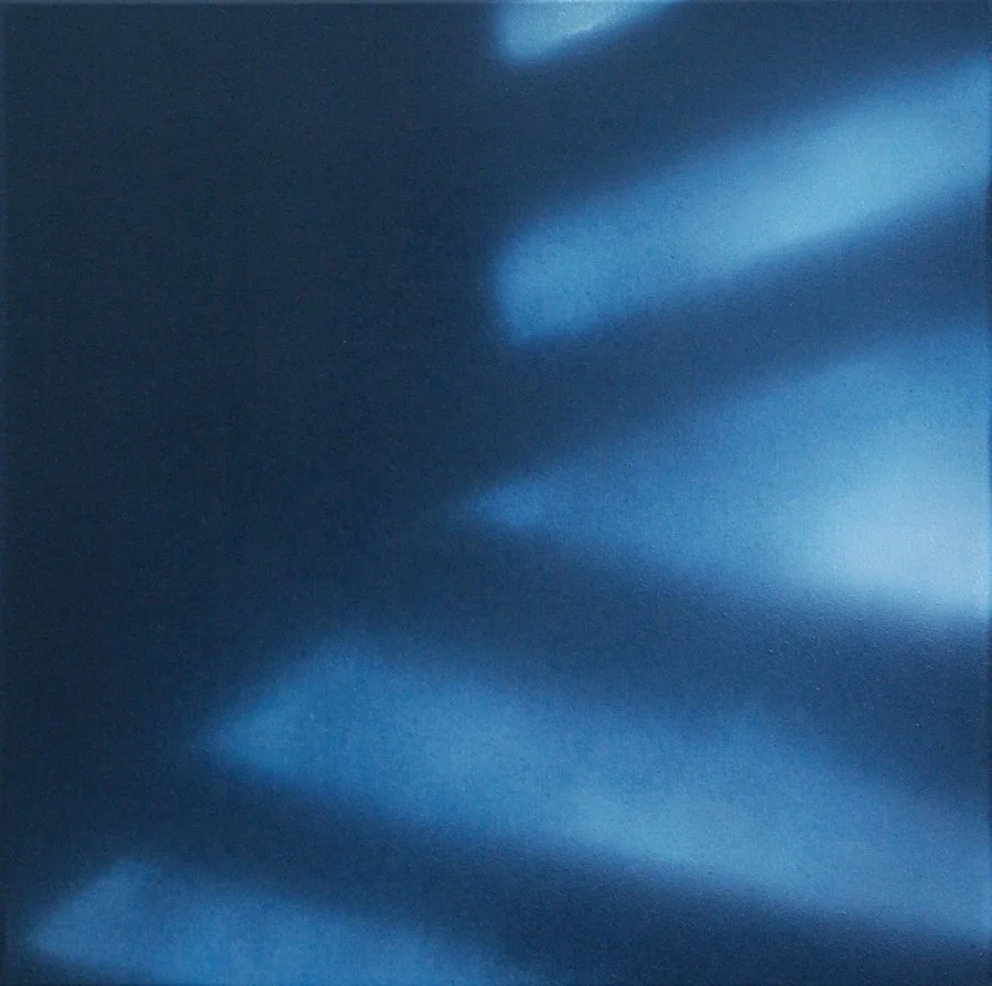 Blaue und dunkle Farbverläufe, wahrscheinlich eine Nahaufnahme einer glatten, glänzenden Oberfläche.