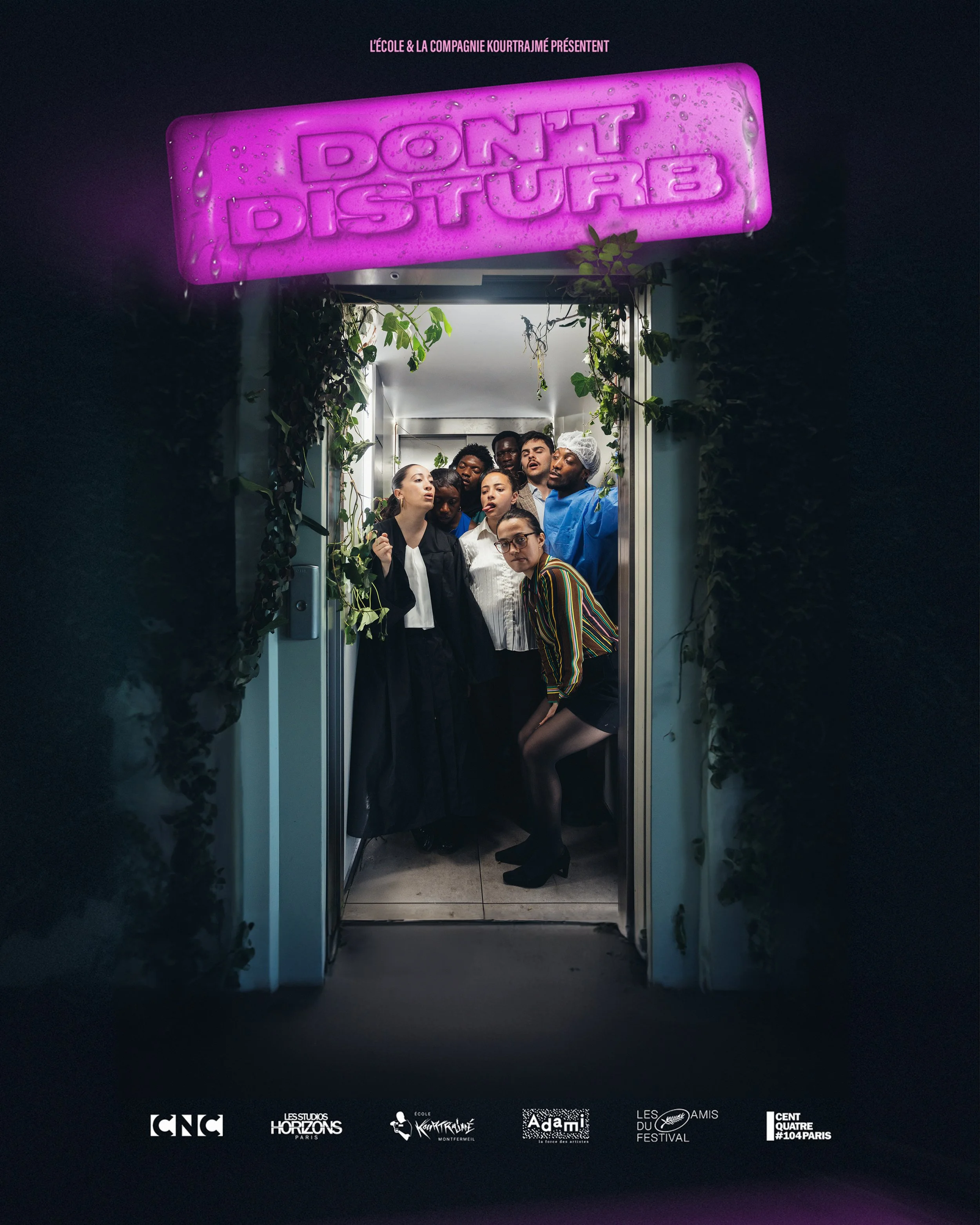 	Une affiche de spectacle intitulée 'DONT DISTURB' en lettres capitales, dans une image promotionnelle.