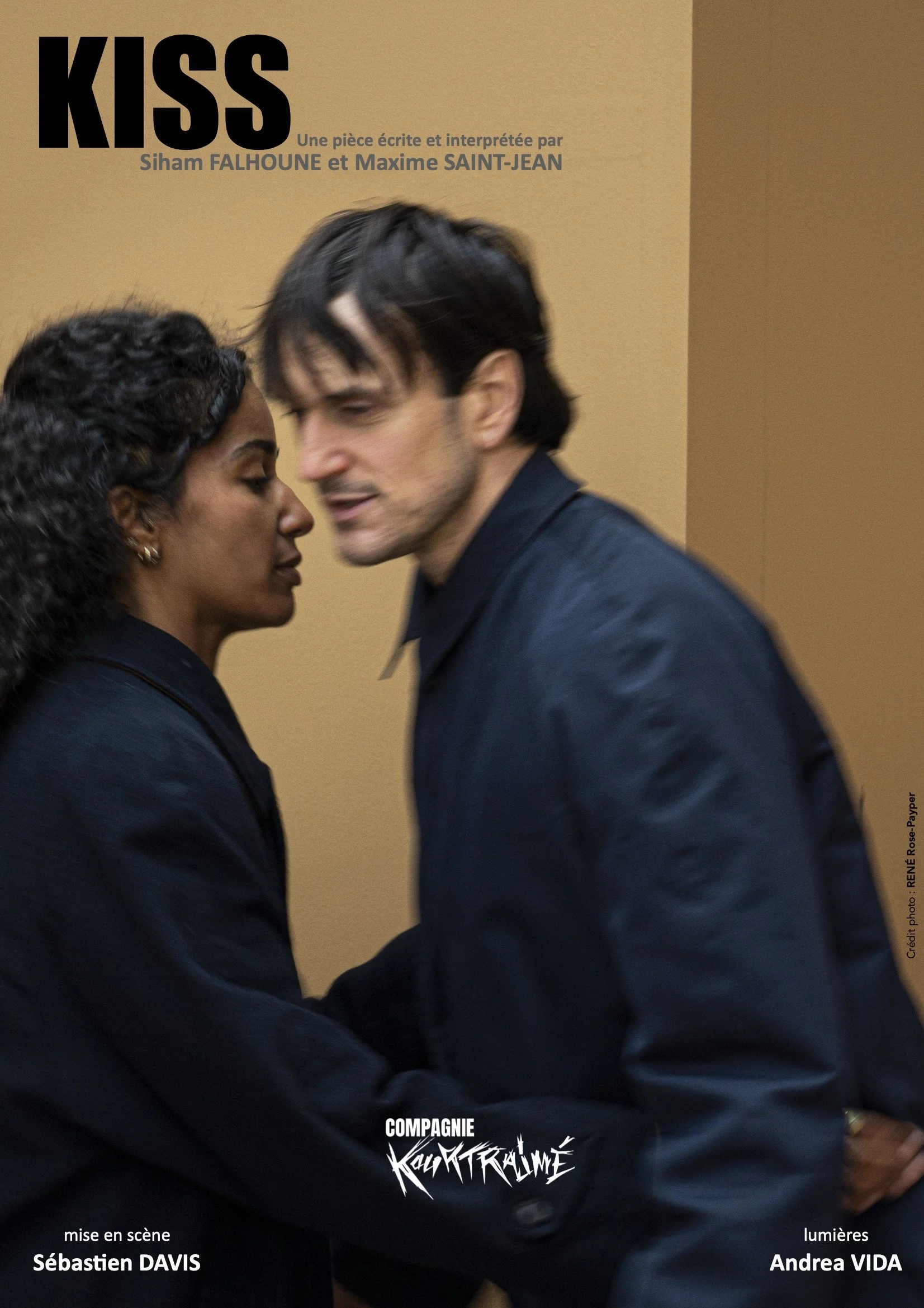 Affiche de la pièce de théâtre 'KISS' montrant deux acteurs, une femme et un homme, en gros plan, se rapprochant avec intensité, fond beige, texte en français.