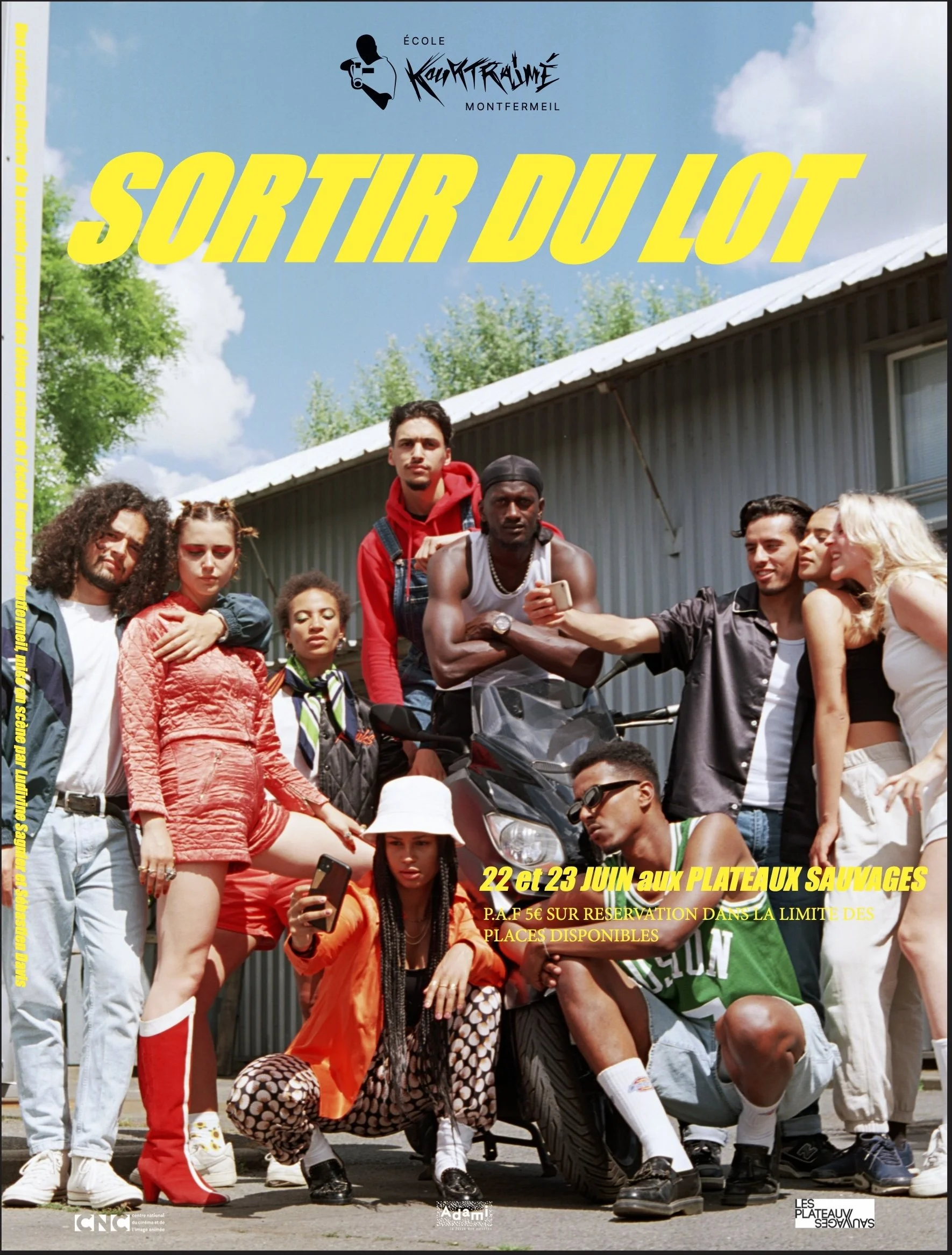 Une affiche promotionnelle pour un événement de sortie dans un lot sauvage organisé par l'école Kouritramé Montfermeil, avec une groupe de jeunes posant devant un bâtiment en plein air, portant des vêtements décontractés et colorés.