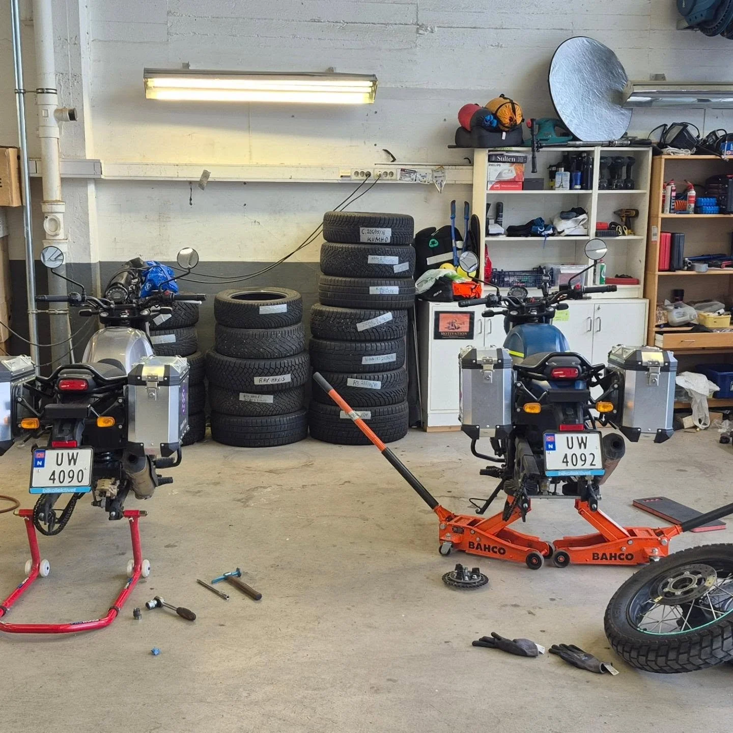 Putting some new rubber on. Stay safe 😎

#motorcyclelife #scram #norwayadventure