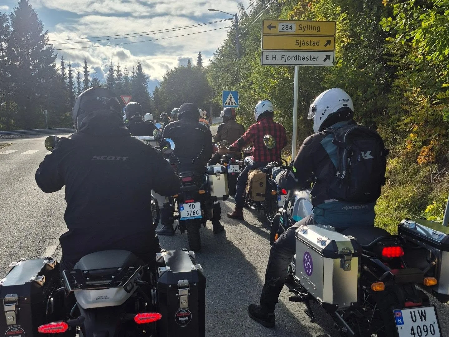 Participating in One Ride, ride out with Royal Enfield Norway and @lazyboyz.as. Beautiful day with nice people in great surroundings!

#norwaytravel #visitoslo #motorcycleadventure #royalenfield #bilkollektivet