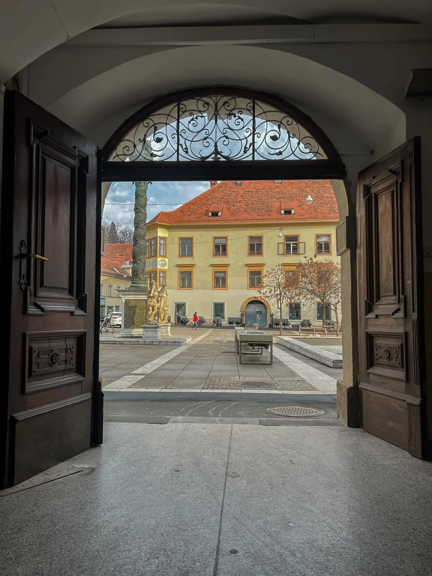 blick nach drau&szlig;en, fokus nach innen. ✨

unsere t&uuml;ren am karmeliterplatz stehen weit offen f&uuml;r alles, was kommt. f&uuml;r die warmen sonnenstrahlen in unserem gastgarten, f&uuml;r die lebendigkeit der stadt und bald &ndash; f&uuml;r d