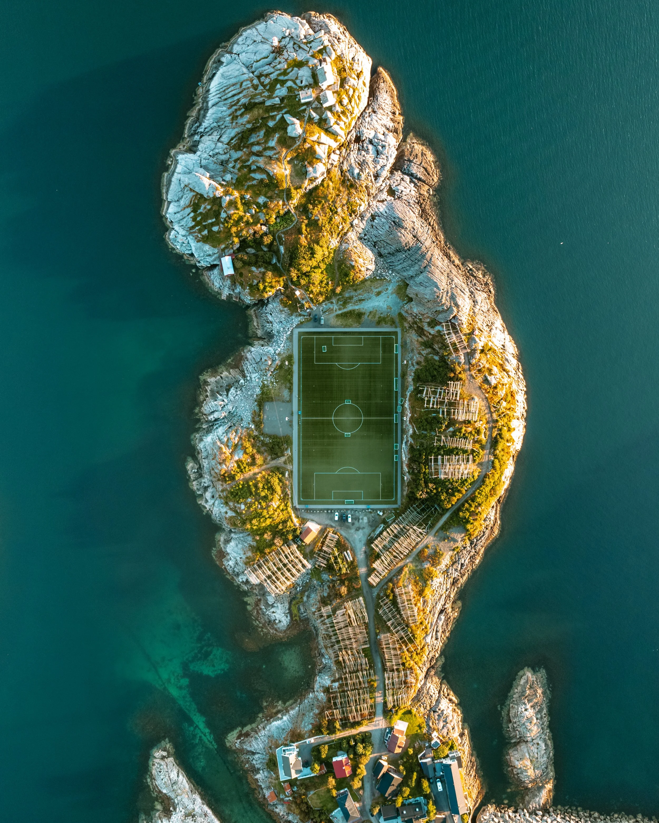 Vista aérea del campo de fútbol de Henningsvær en Lofoten