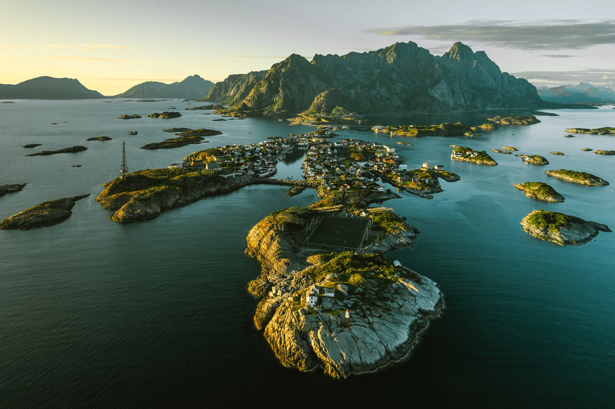 Vista aérea de Henningsvær y su campo de fútbol en Lofoten