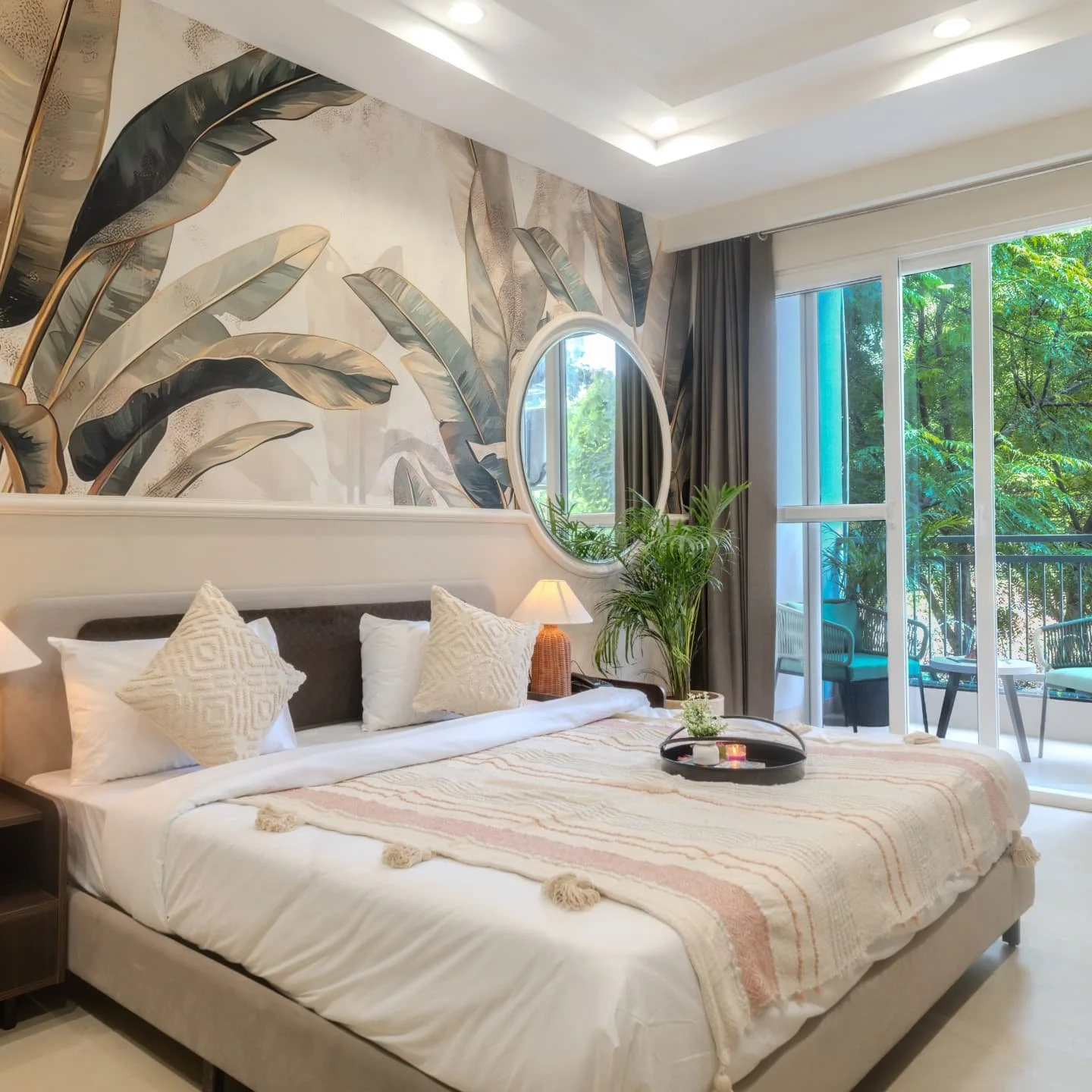 🌴✨ Freshly designed &amp; delivered ✨🌴
Boutique Studios by Zipcode Hospitality &ndash; featuring bold traveler palm abstract wallpaper, curated aesthetics &amp; a dreamy outdoor balcony seating 🌸🍃 Perfect for slow mornings &amp; golden sunsets 🌅