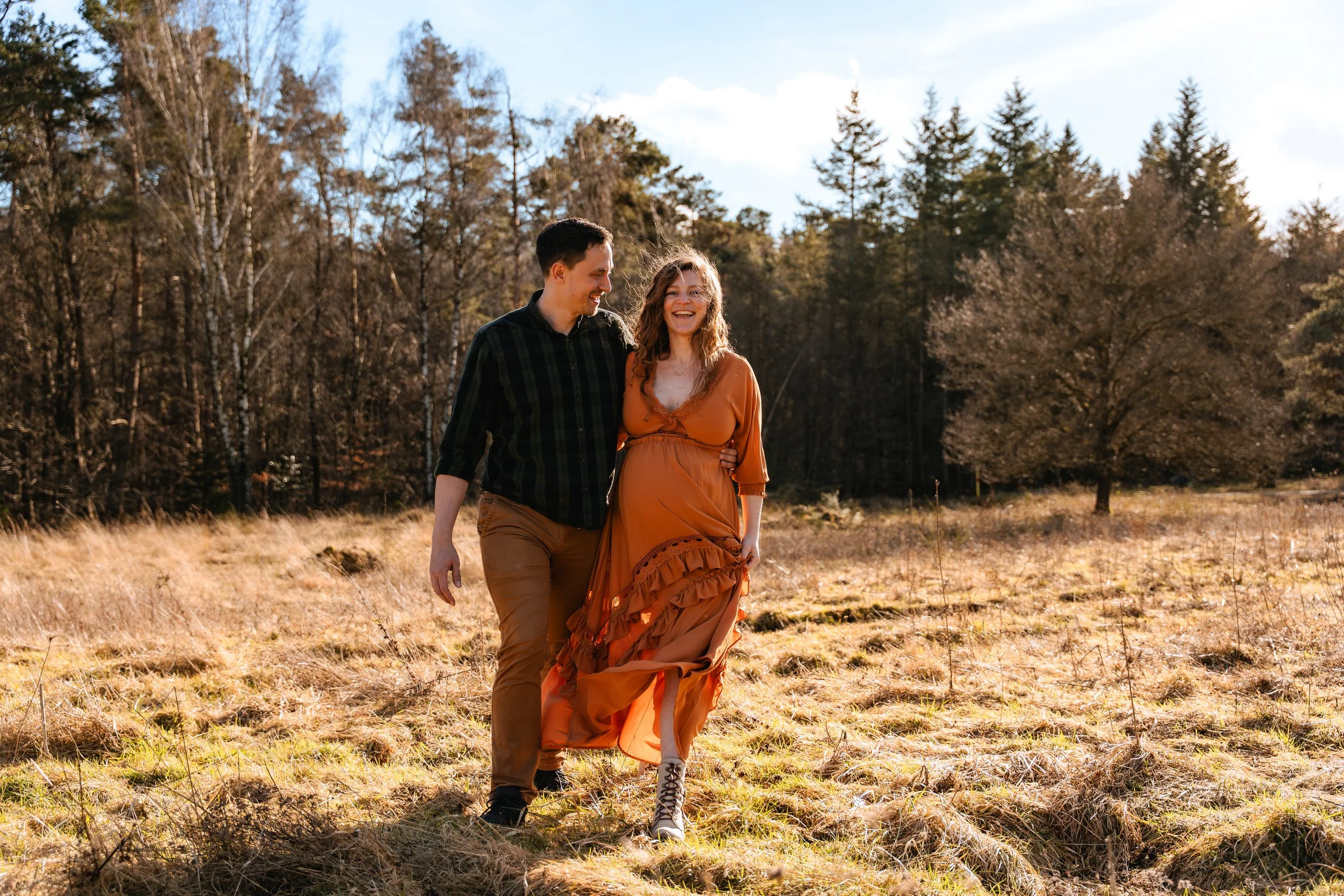 Gehendes Pärchen beim Babybauchshooting