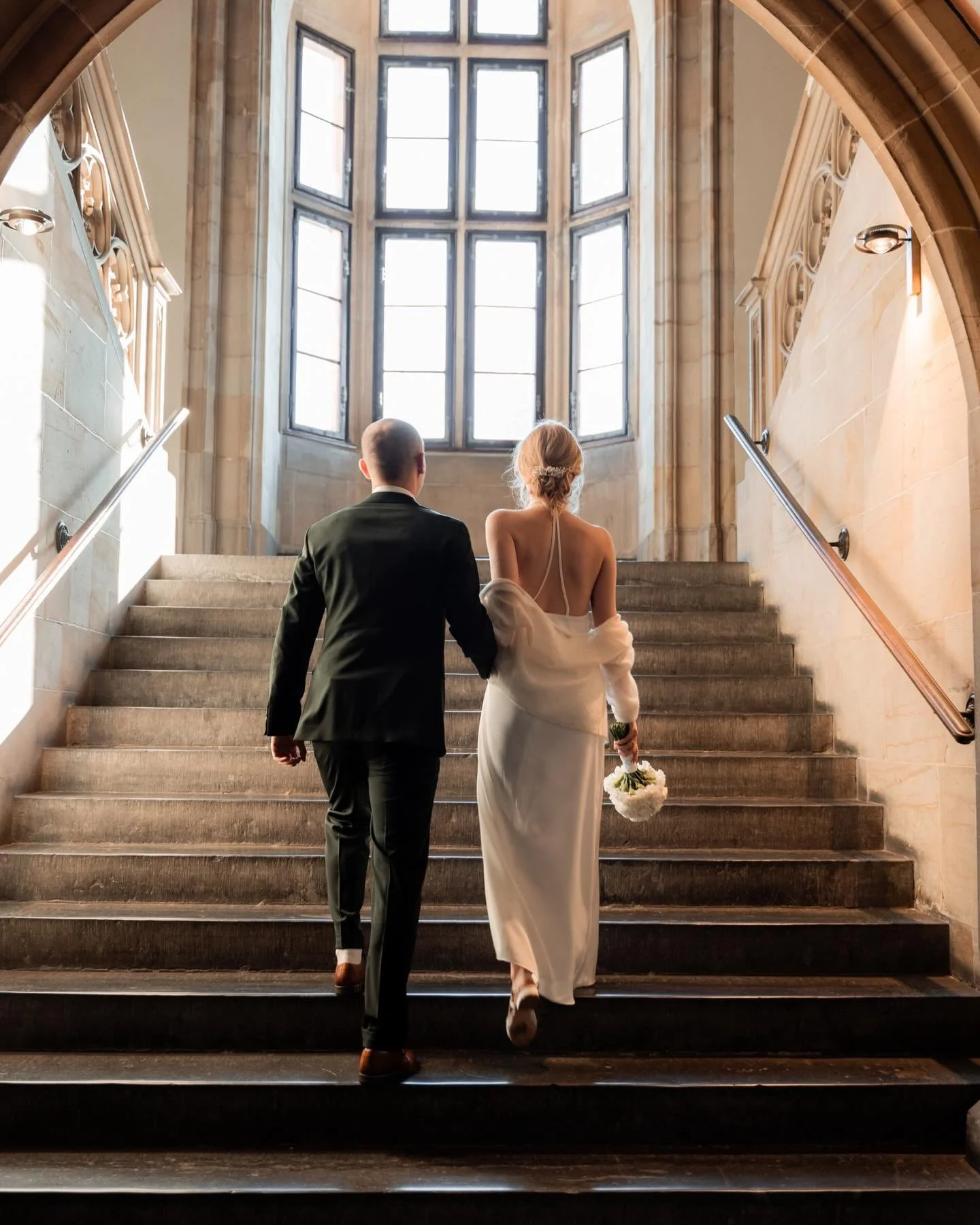 Achja, dieses Rathausfenster 😮&zwj;💨 auch wenn wir das Mini-Brautpaarshooting aufgrund einer anderen Veranstaltung spontan vor die Trauung legen mussten, konnten wir uns den tollen Ausblick nicht entgehen lassen 🤩

#wei&szlig;ersaal #rathausaachen