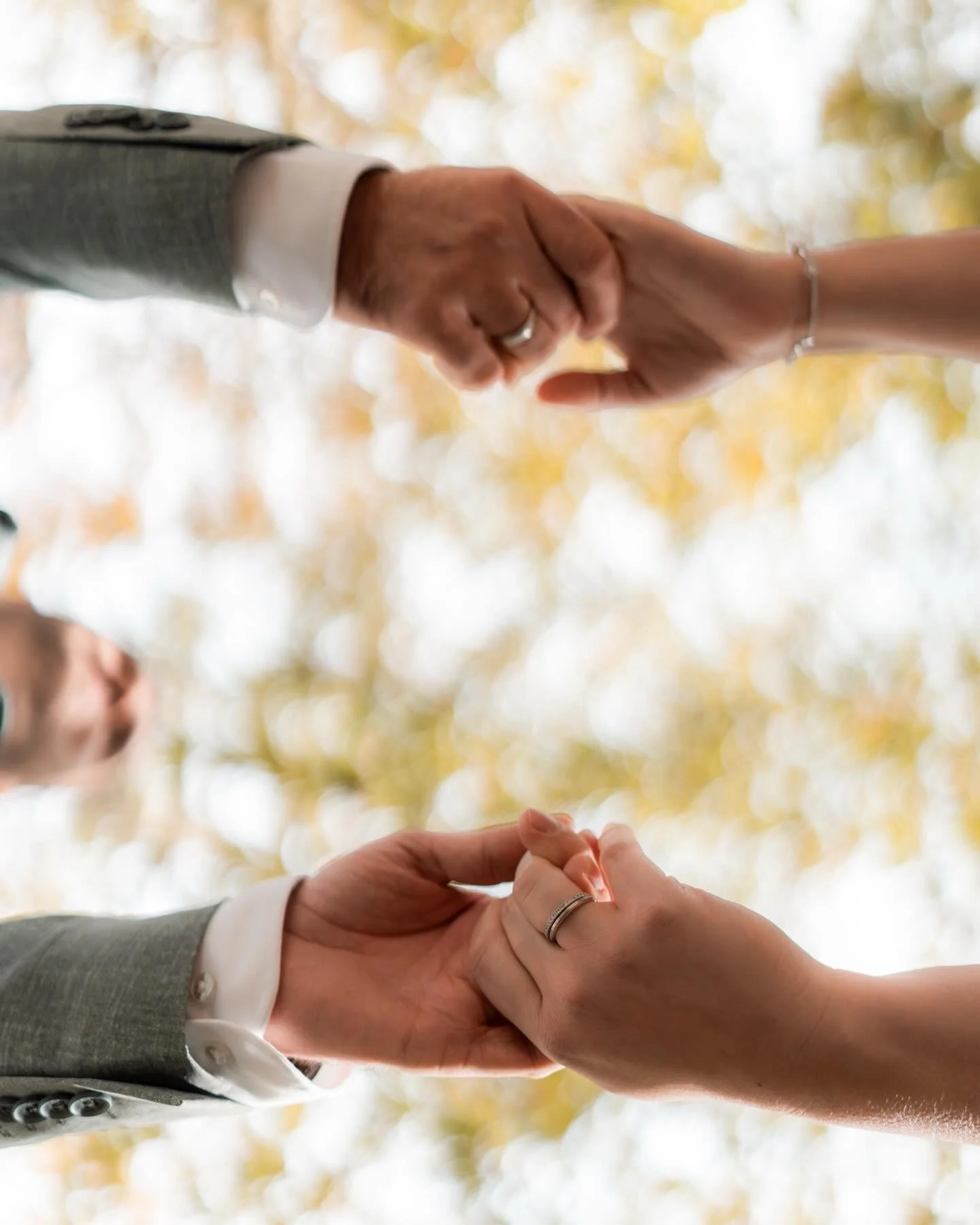 Hand in Hand - weil Vertrauen das sch&ouml;nste Versprechen ist, das zwei Herzen sich geben k&ouml;nnen. 🤍✨

#weddingphotographers #hochzeitsfotografinaachen #lovestory #paarshootingaachen #hochzeitsfotos #weddingaachen #aachen #standesamtlichehochz