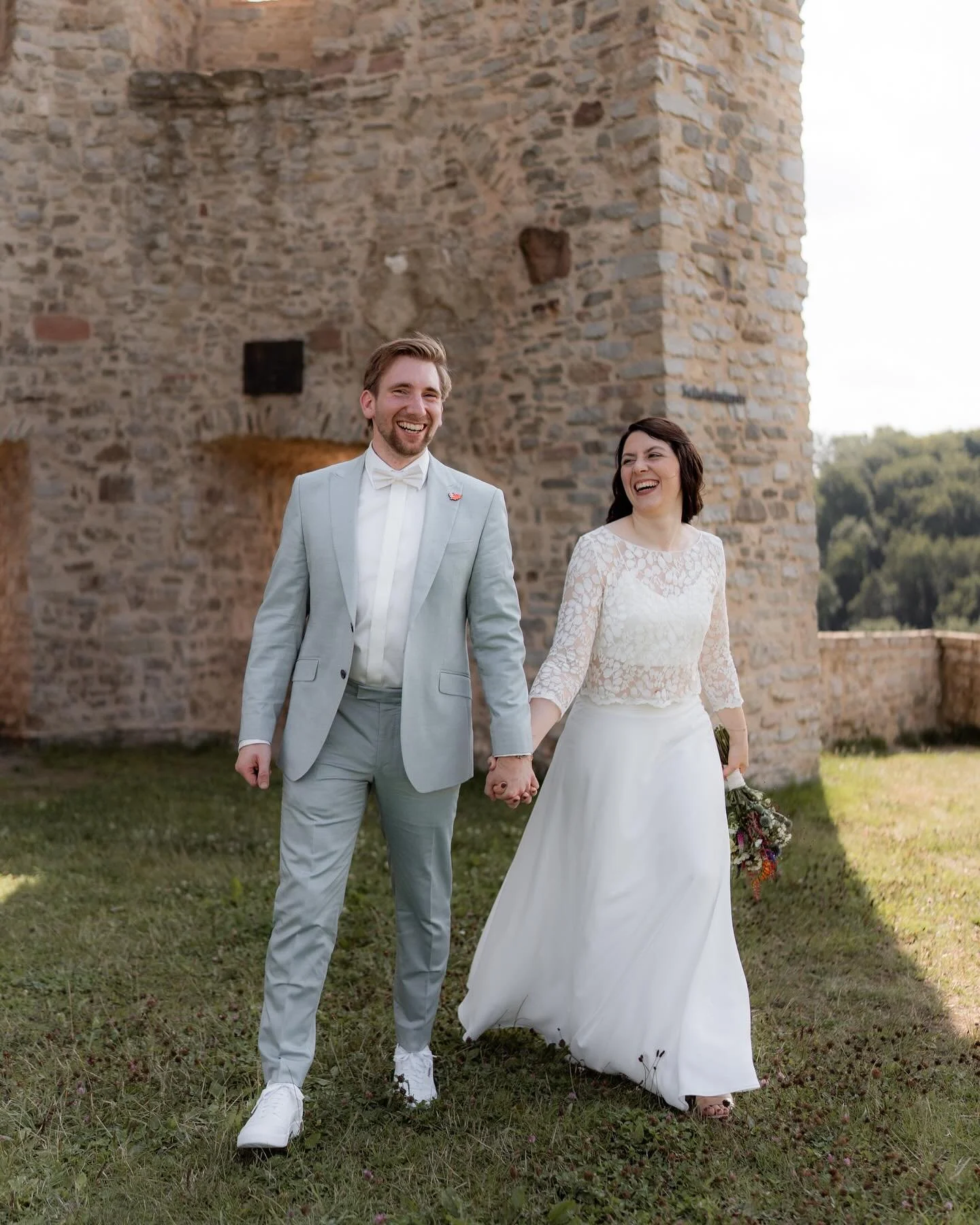 Egal ob bei der Trauung, dem Brautpaarshooting oder im sonstigen Tagesverlauf eurer Hochzeit - die Hauptsache ist, dass ihr Spa&szlig; habt, entspannt seid und EUREN Tag ganz und gar genie&szlig;en k&ouml;nnt 🥰 

#hochzeitsfotografieaachen #hochzeit