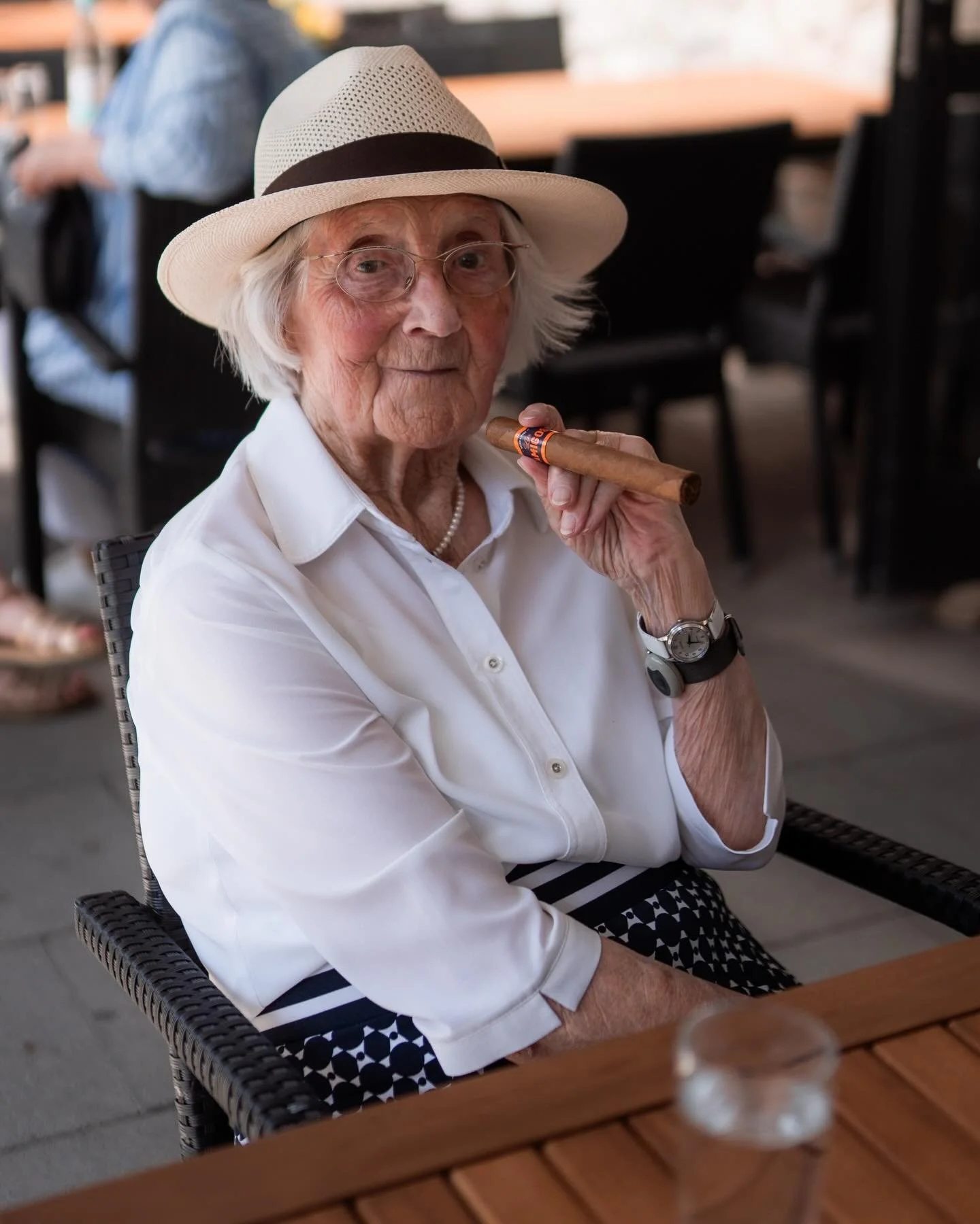 Endlich teile ich einen meiner Lieblingsmomente aus dem letzten Jahr mit euch:
Spontan hat die Gro&szlig;mutter des Brautpaars eine Zigarre in die Hand genommen und so getan, als w&uuml;rde sie diese rauchen. Ein Moment, der f&uuml;r viel Spa&szlig; 