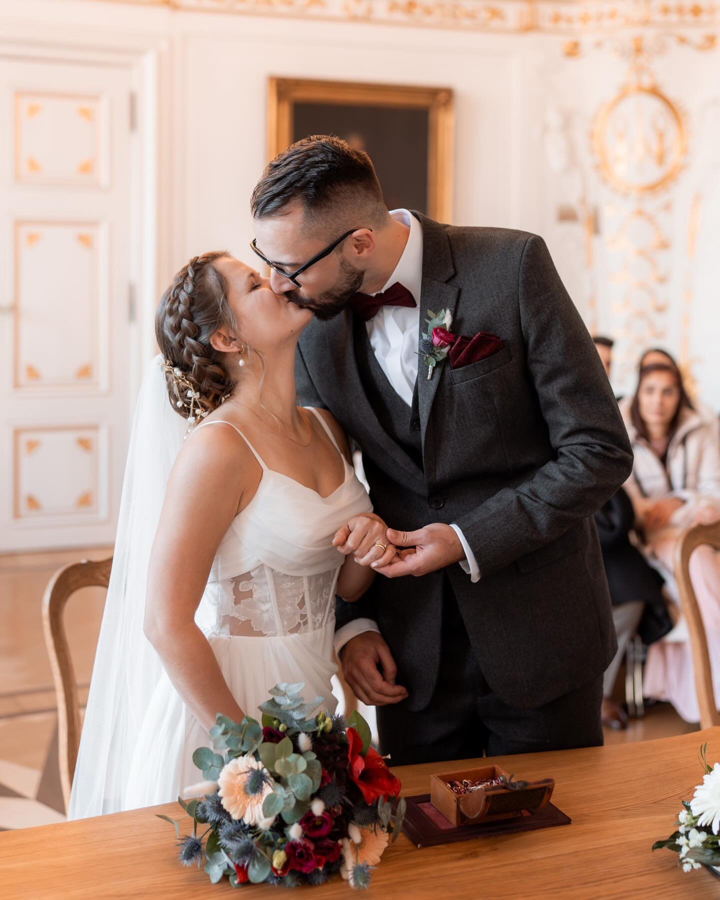 Der Wei&szlig;e Saal - ein absoluter Location-Hingucker unter den Aachener Standes&auml;mtern 😍 

#hochzeitsfotografaachen #hochzeitsfoto #wei&szlig;ersaal #aachen #weddingphoto