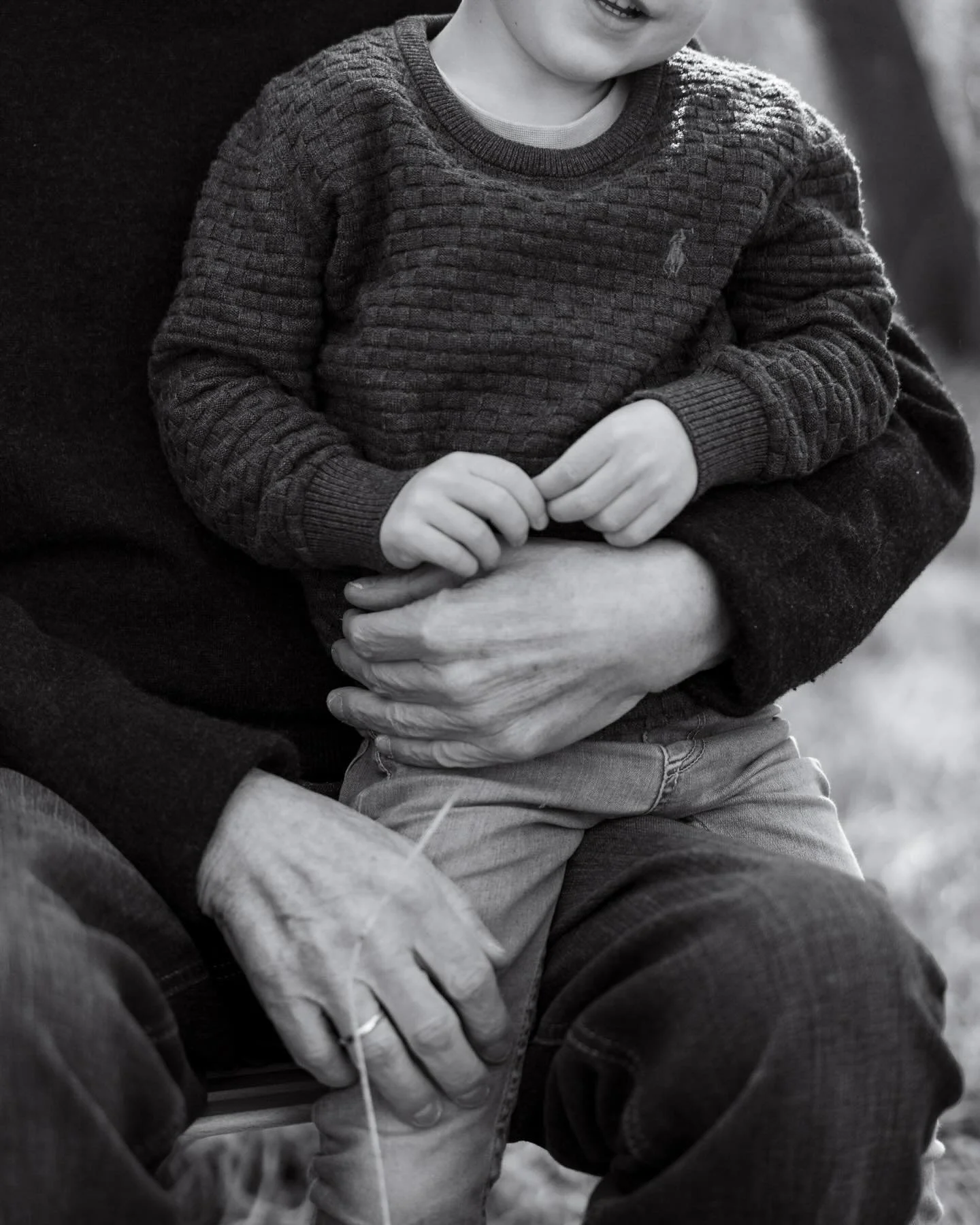 Familie schenkt uns W&auml;rme, Liebe, Geborgenheit. Und genau diese Gef&uuml;hle halte ich f&uuml;r euch fest 💙

#mehrgenerationen #familienfotografie #aachen #familienliebe