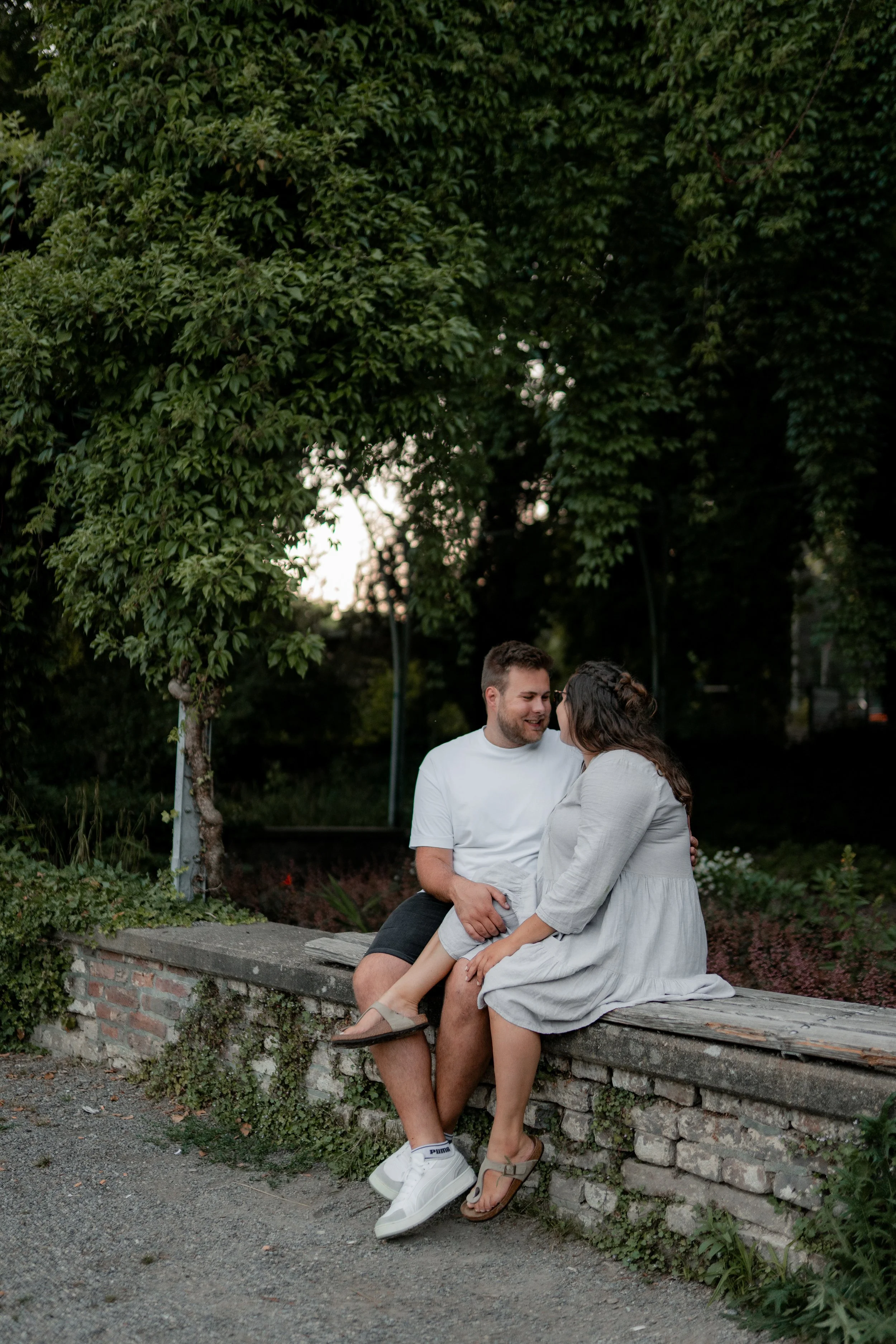 Pärchen sitzt auf Mauer