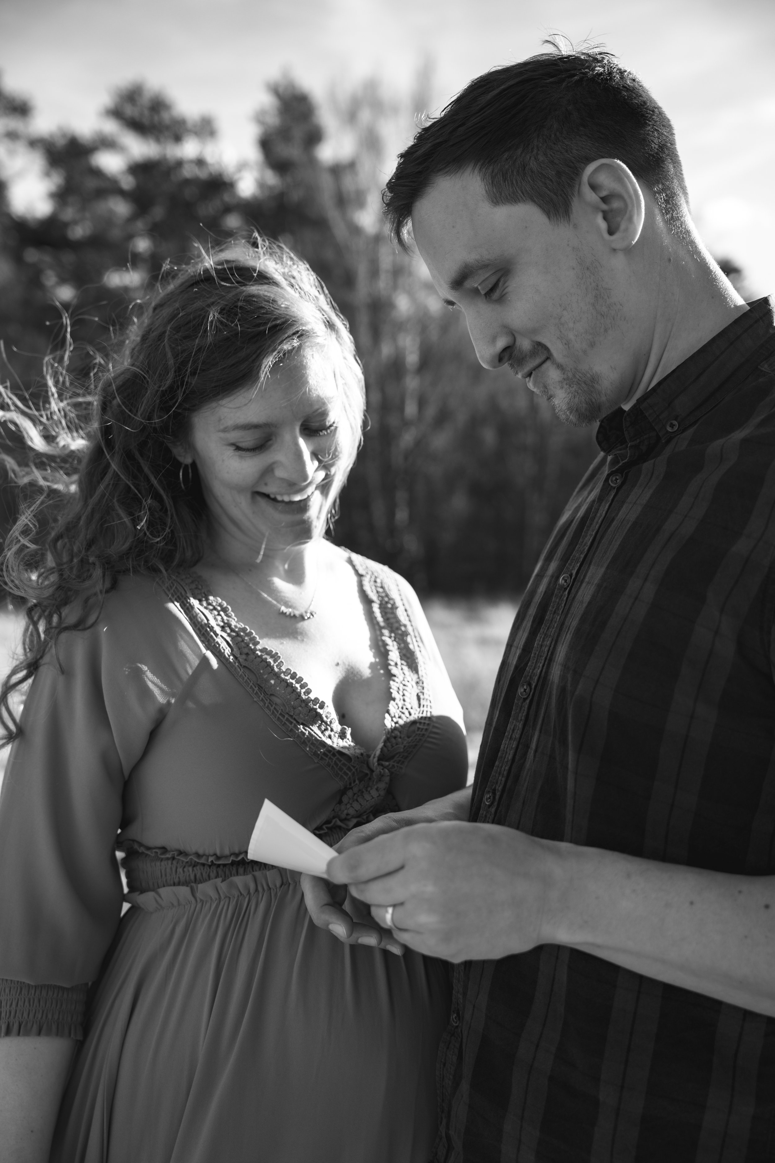 Pärchen schaut lächelnd auf Ultraschallbild