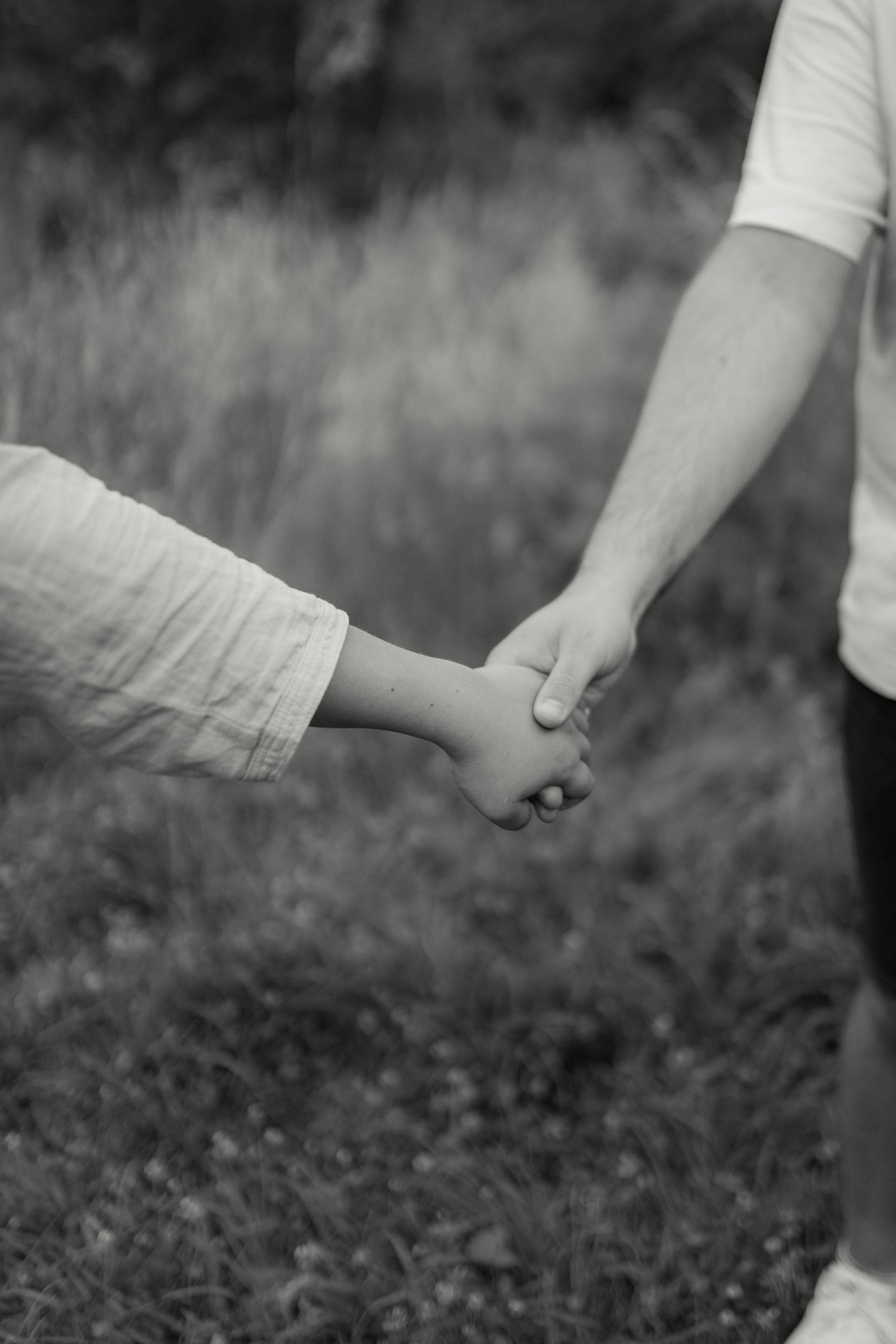 zwei Hände halten sich fest