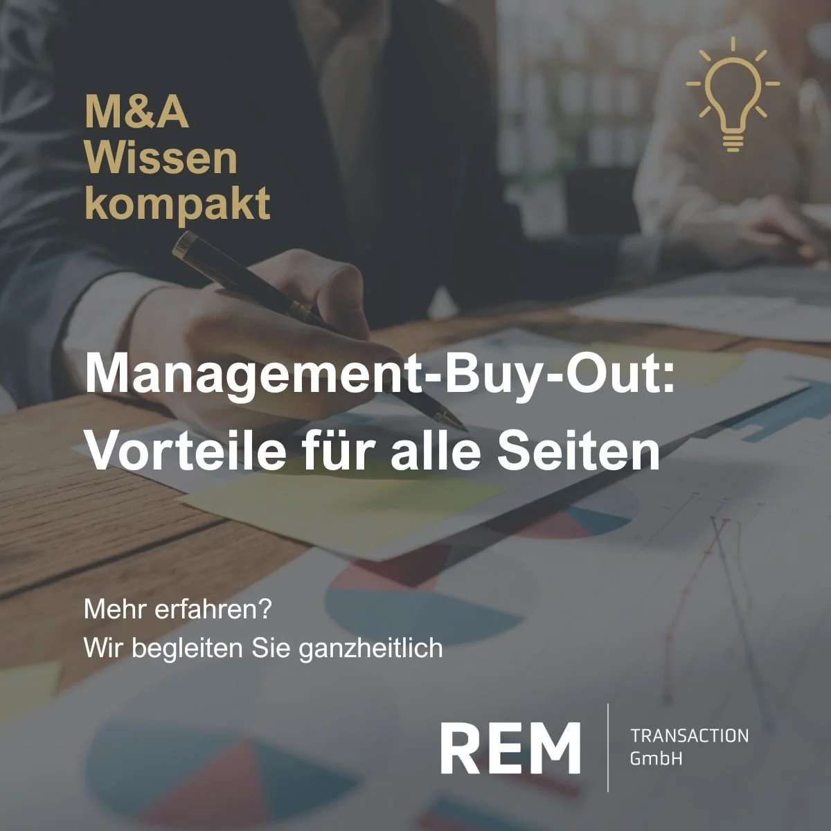 Ein Bild mit einem Geschäftsmann, der auf einem Tisch schreibt, im Hintergrund eine Person, die an einem Laptop arbeitet. Text auf dem Bild: 'M&A Wissen kompakt, Management-Buy-Out: Vorteile für alle Seiten, Mehr erfahren? Wir begleiten Sie ganzheitlich. REM TRANSACTION GmbH'.