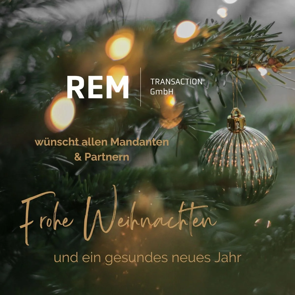 Weihnachtsmotiv mit REM Transaction GmbH Logo, Tannenzweigen, Lichterketten und goldener Kugel, Text Frohe Weihnachten und ein gesundes neues Jahr.