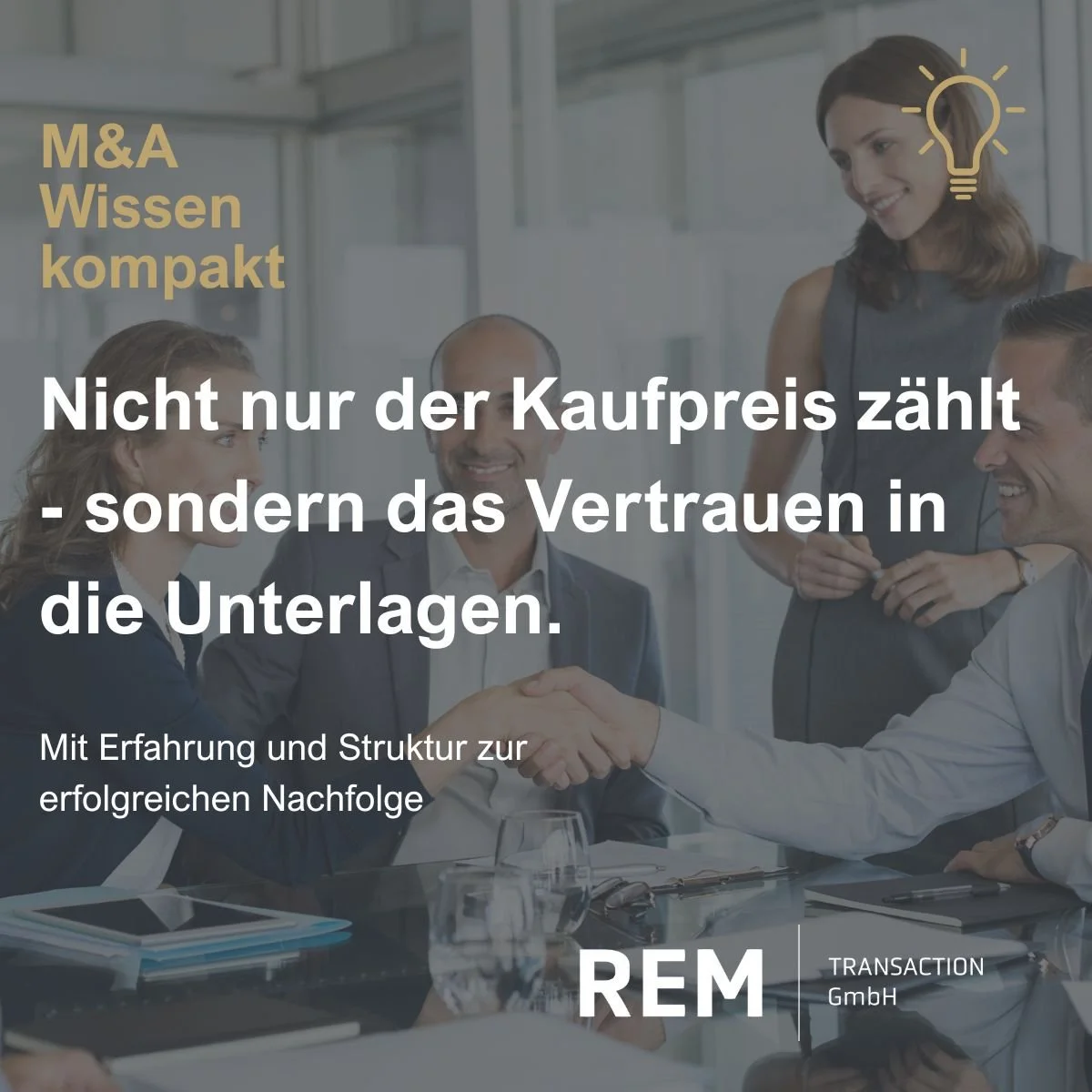 Business Meeting mit Handschlag und Textoverlay M&A Wissen kompakt, Nicht nur der Kaufpreis zählt, sondern das Vertrauen in die Unterlagen, REM Transaction GmbH.