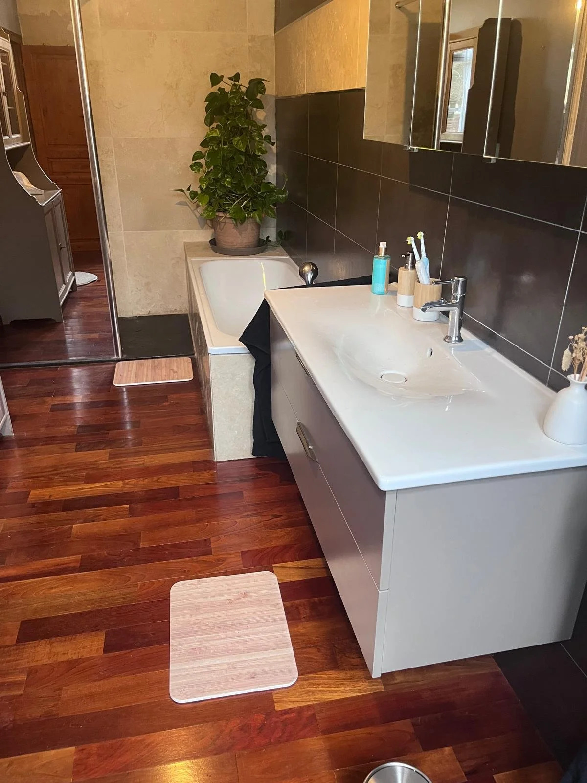 Une salle de bain de la Chartreuse au Domaine des Bruyères près de Bordeaux