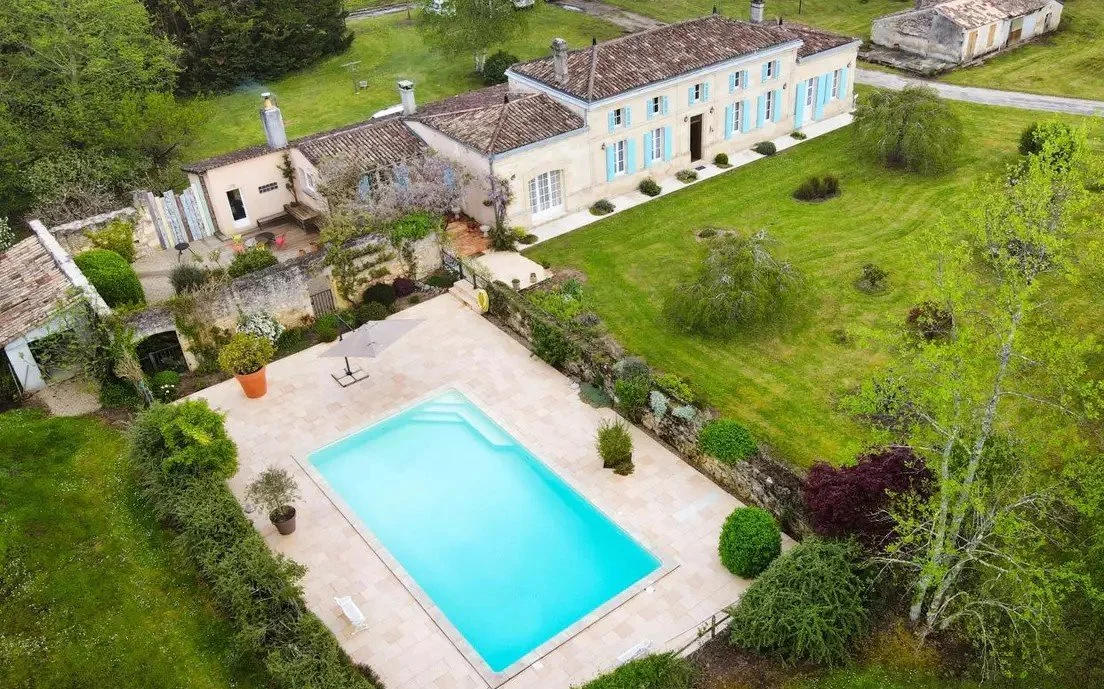 0. Drone 7 vue piscine + jardin.jpg