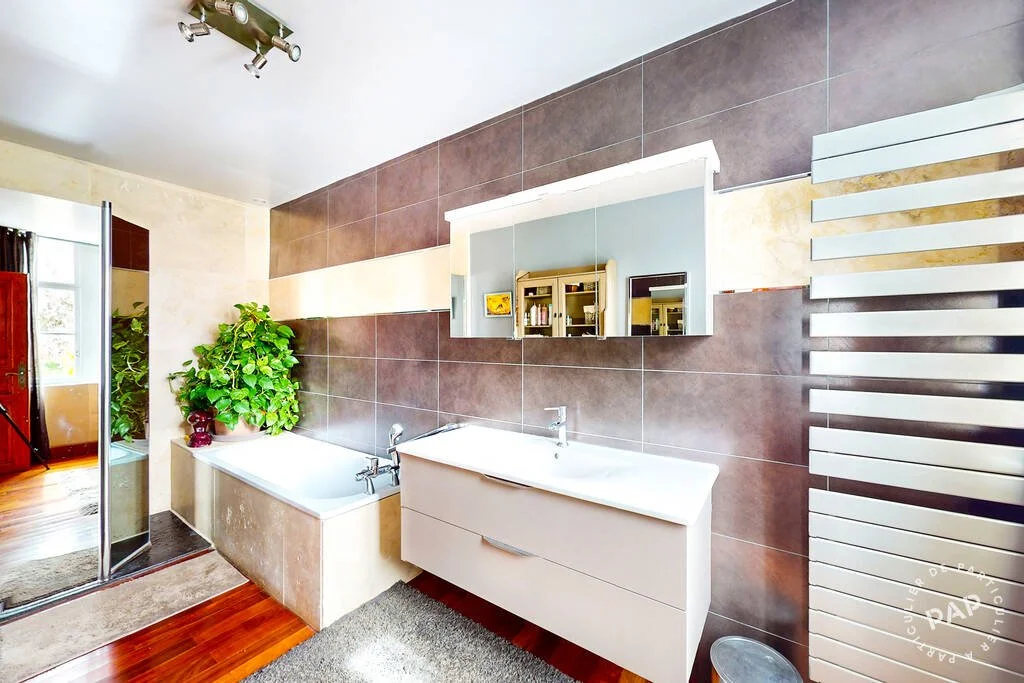 Une salle de bains de la Chartreuse au Domaine des Bruyères près de Bordeaux