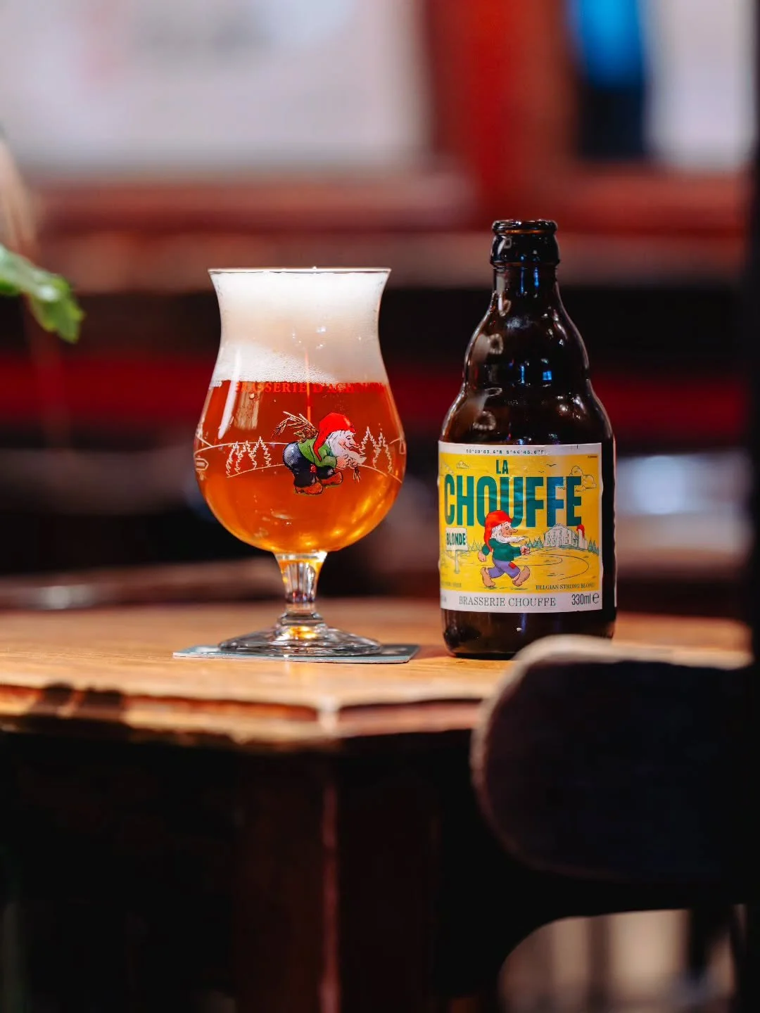 Deze Belgische klassieker van @chouffe_nl is goudblond, ongefilterd en hergist op fles.
Met frisse citrus, een vleugje koriander en dat typisch licht kruidige randje.

Zacht zoet in de aanzet, verrassend doordrinkbaar, maar vergis je niet: 8% die lan