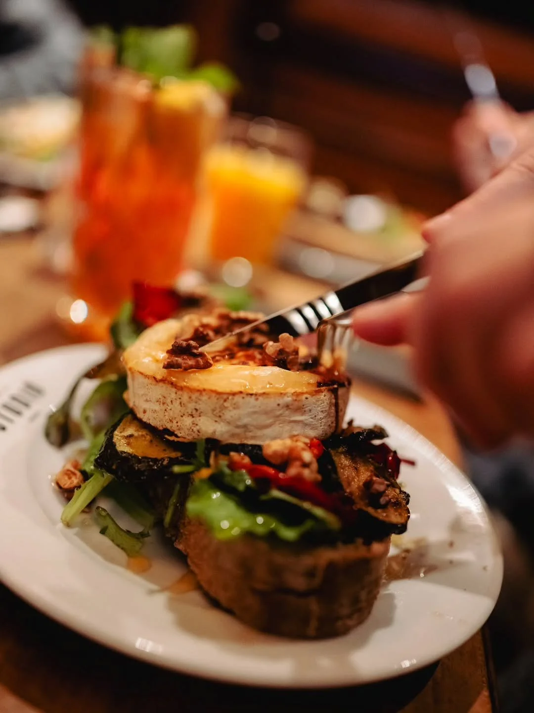 Lunchen met iets extra&rsquo;s? 😋✨

Ons broodje geitenkaas wordt warm geserveerd en is een vaste favoriet op de lunchkaart. 🐐🧀

Probeer &rsquo;m vandaag nog! 📅⬅️