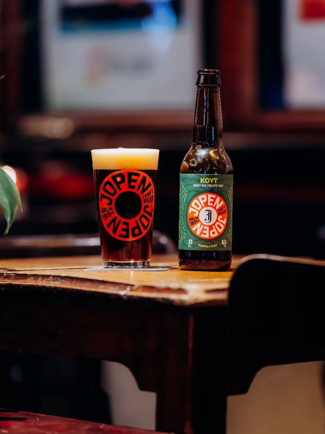 Even iets anders dan standaard.

Jopen Koyt (8,5%) is een oud-Hollandse stijl waarbij kruiden het overnemen van hop. Dat zorgt voor een zachte bitterheid en een kruidig profiel dat je niet vaak tegenkomt.

Haarlems bier, midden op de Grote Markt.
👉 