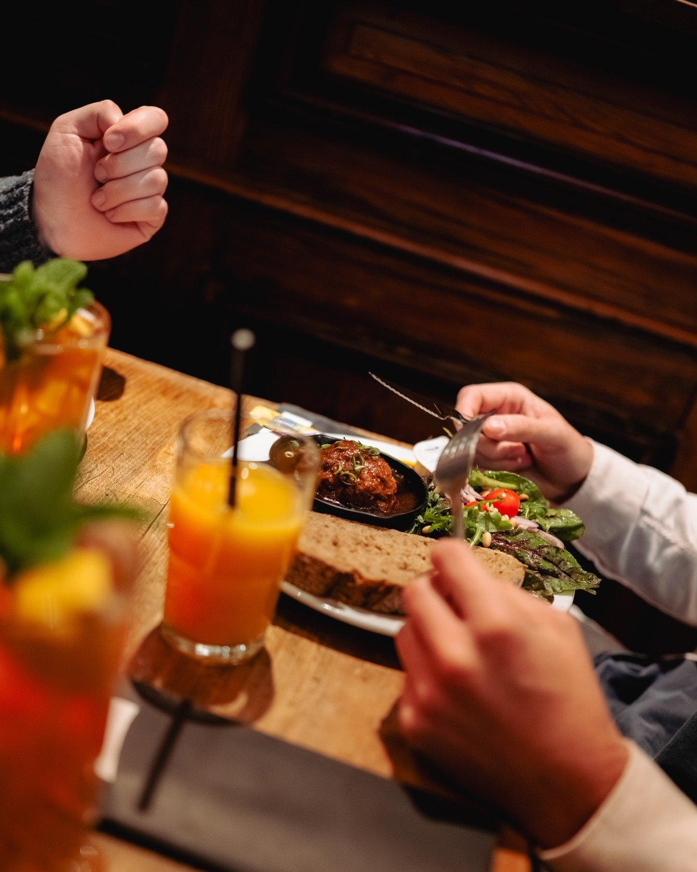Even eruit met vrienden? Dit dus.
Goede lunch, frisse drankjes en gewoon relaxed tafelen zonder haast.

Of je nou komt voor een snelle hap of blijft hangen voor de borrel &mdash; bij ons loopt het vanzelf in elkaar over.

Schuif aan en maak er je mid