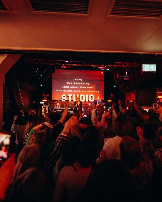 Wat. Een. Middag.
Van eerste noot tot laatste refrein ging iedereen los!

Dit is waarom je erbij had moeten zijn.
Een volle zaal, alleen maar hits en iedereen die meezingt! 

Singalong Haarlem @ Studio = geslaagd.
👉 Hou de volgende editie in de gate