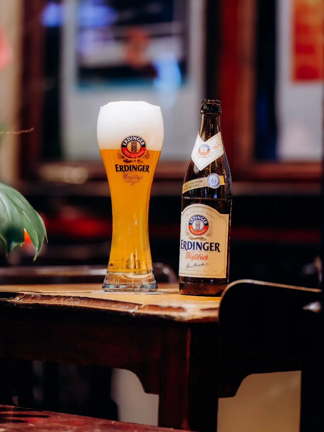 De Erdinger Weissbier is een traditionele Beierse weizen met zachte mouttonen, een lichte kruidigheid en frisse fruitige aroma&rsquo;s van de unieke Erdinger gist. 

Dankzij de &ldquo;Bayerische Edelreifung&rdquo; krijgt het bier een tweede rijping o