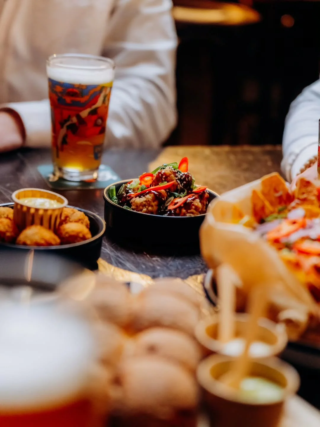 Een tafel vol borrelhappen, een goed speciaalbier en vrienden om je heen. 🍻

Meer heb je soms niet nodig. Kom langs voor een middag of avond borrelen op de Grote Markt.

Wie neem jij mee? 😋