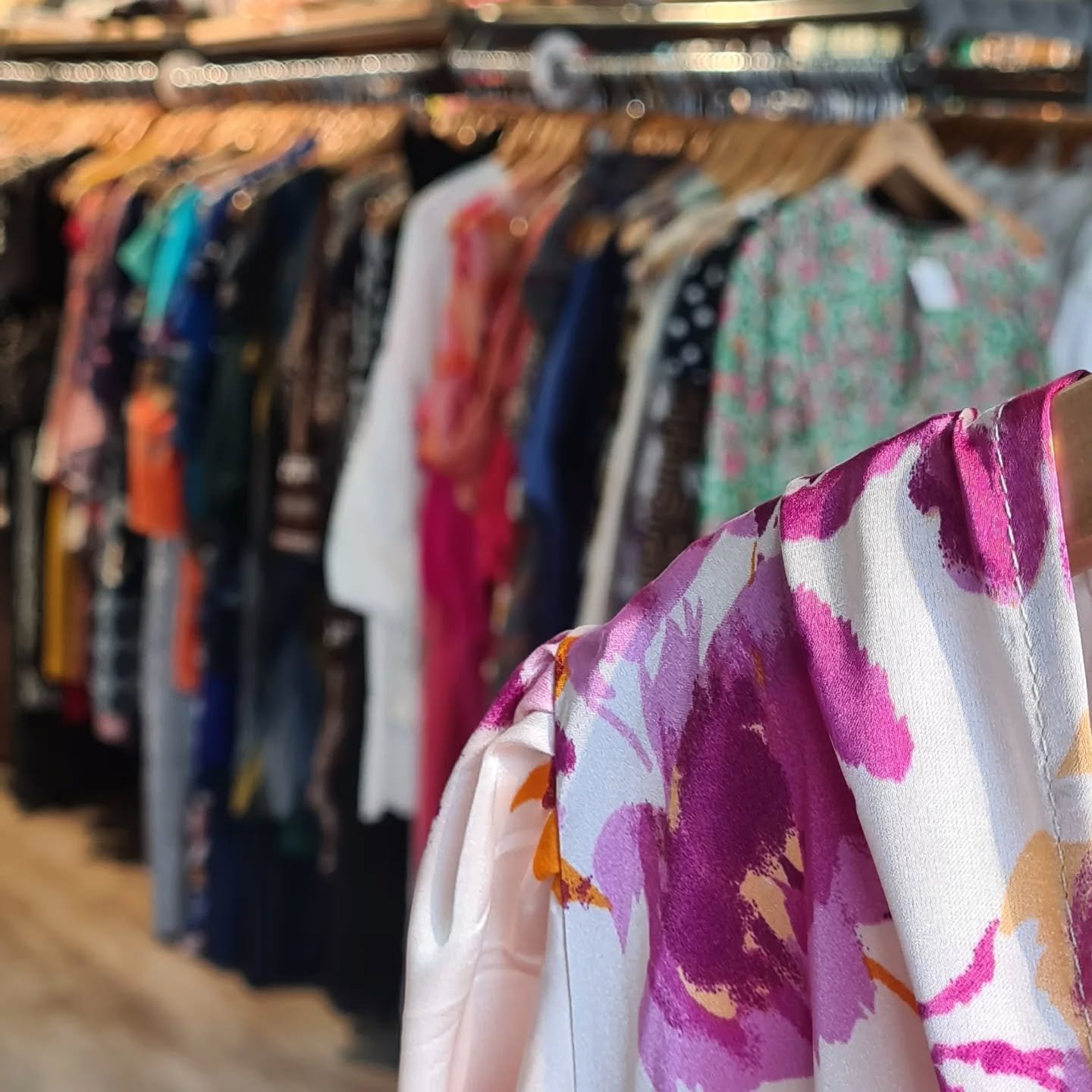 🌸 Weekend vibes! 🌸

Kom je vandaag gezellig en duurzaam winkelen? Onze winkel hangt vol met mooie voorjaar en zomerkleding! De oorbellen zijn aangevuld, de jurkjes zijn vrolijk en ook voor de heren hangt genoeg!

Graag tot ziens!

❤️💜

Deeltwee en