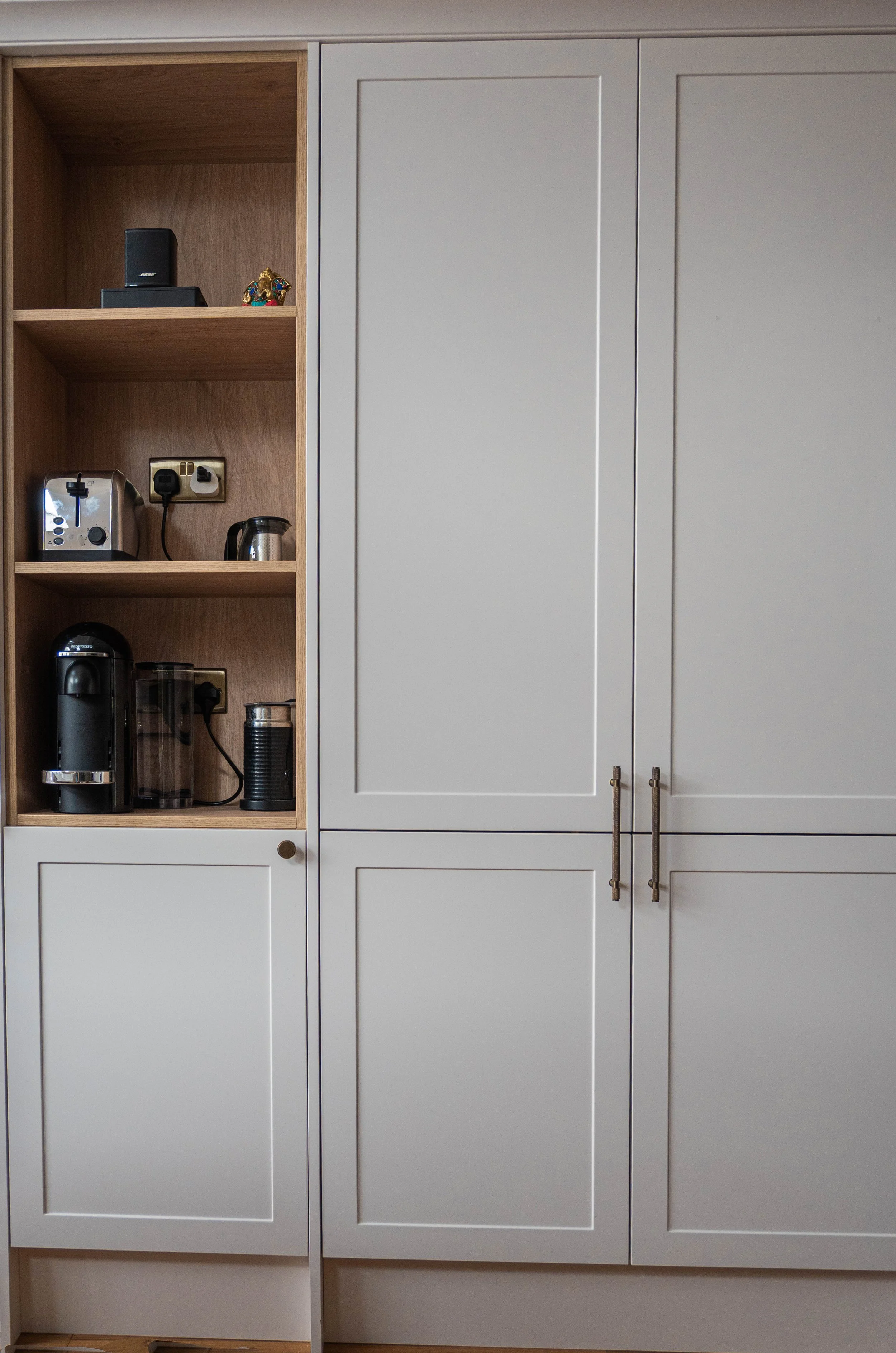 An integrated breakfast corner in kitchen cabinetry