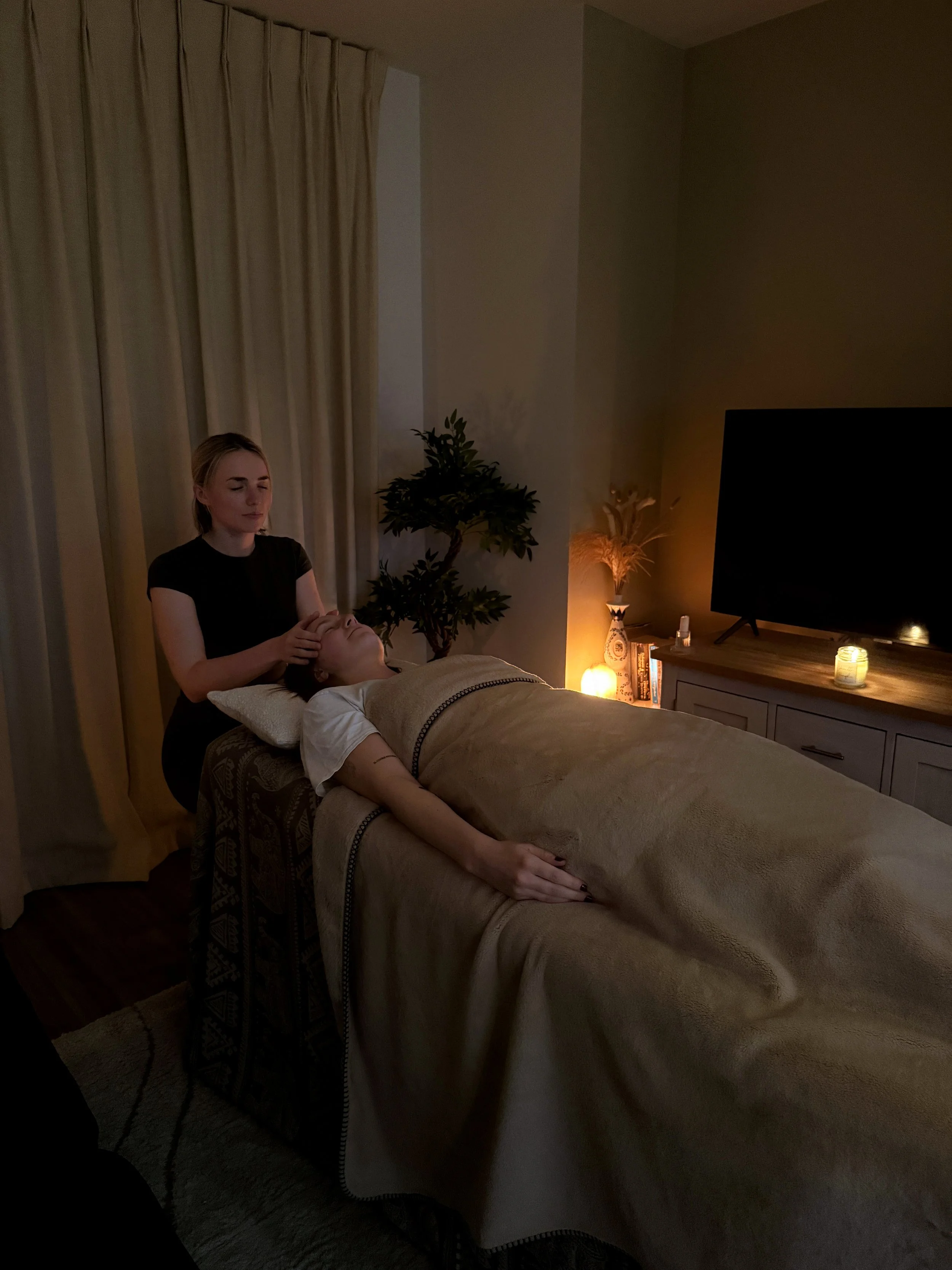 Gabrielle Spooner performing reiki healing session for women at Yōsei Healing, South West London