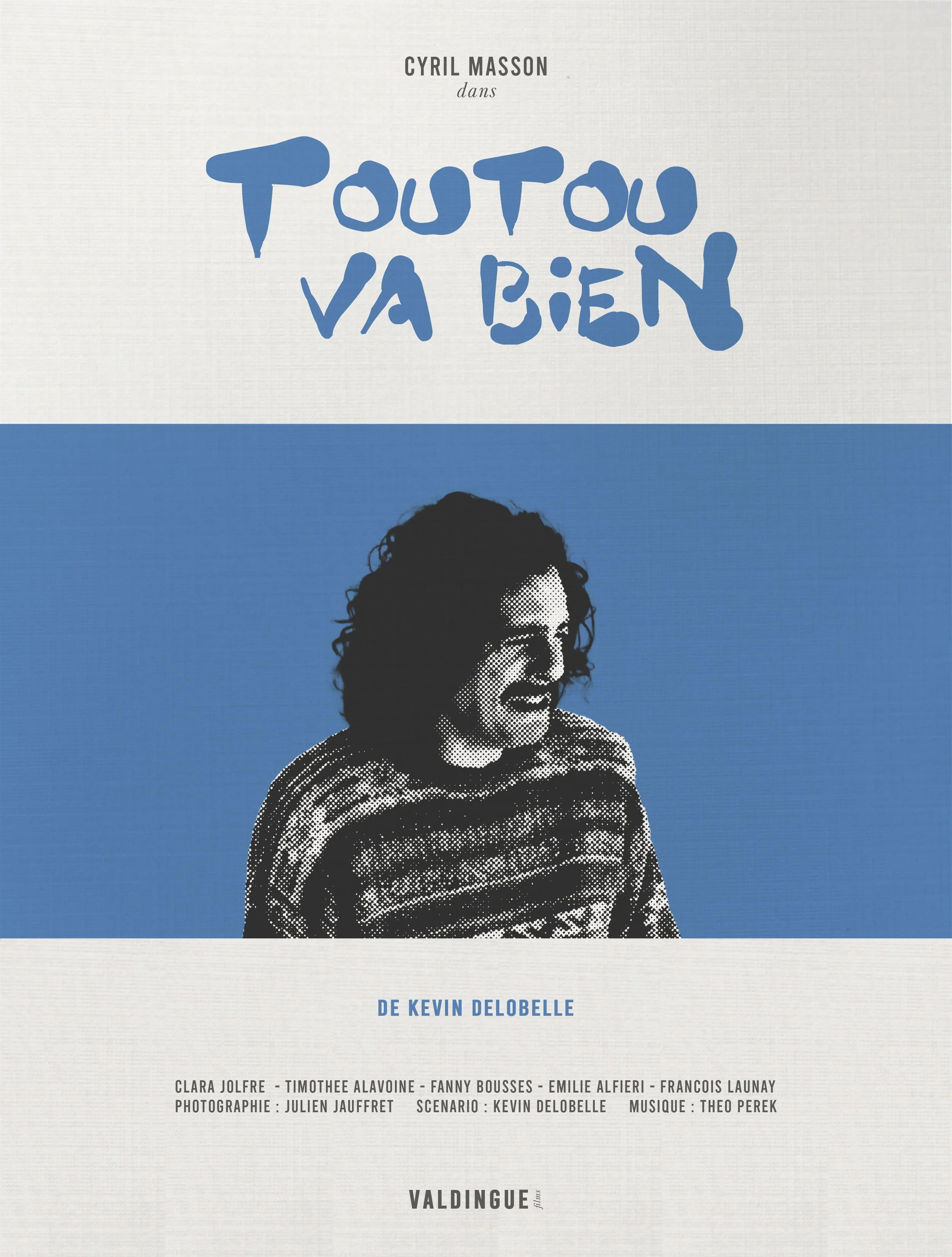 Affiche de film en français intitulée 'Toutou Va Bien', avec une illustration d'une femme au visage souriant, portant un pull à rayures, en noir et blanc sur un fond bleu, et un texte en haut et en bas avec les crédits.