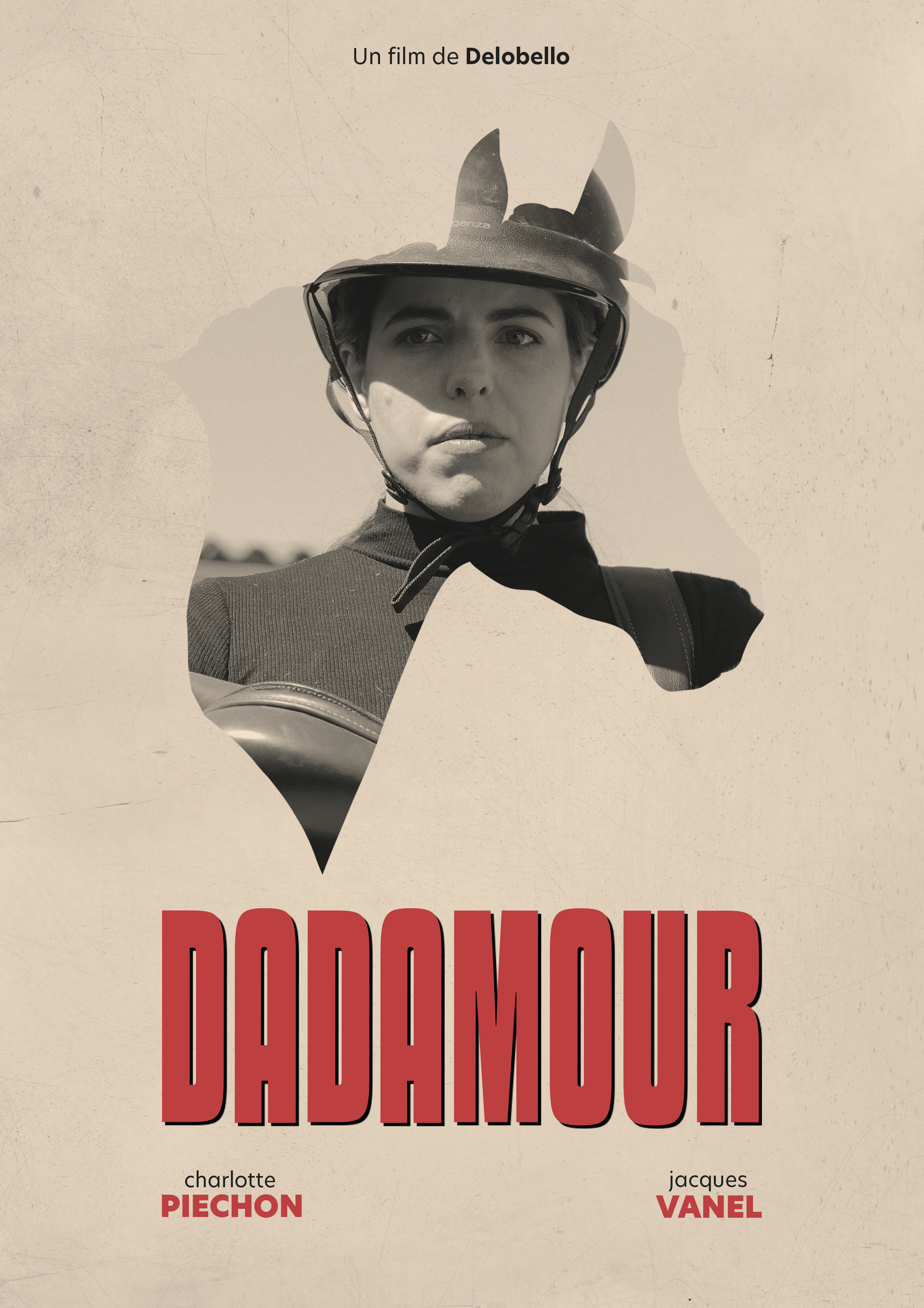 Affiche de film intitulée "DADAMOUR" avec une femme portant un casque de moto, en noir et blanc, avec un fond beige. Les noms acteurs Charlotte Piechonn et Jacques Vanel sont à la base.