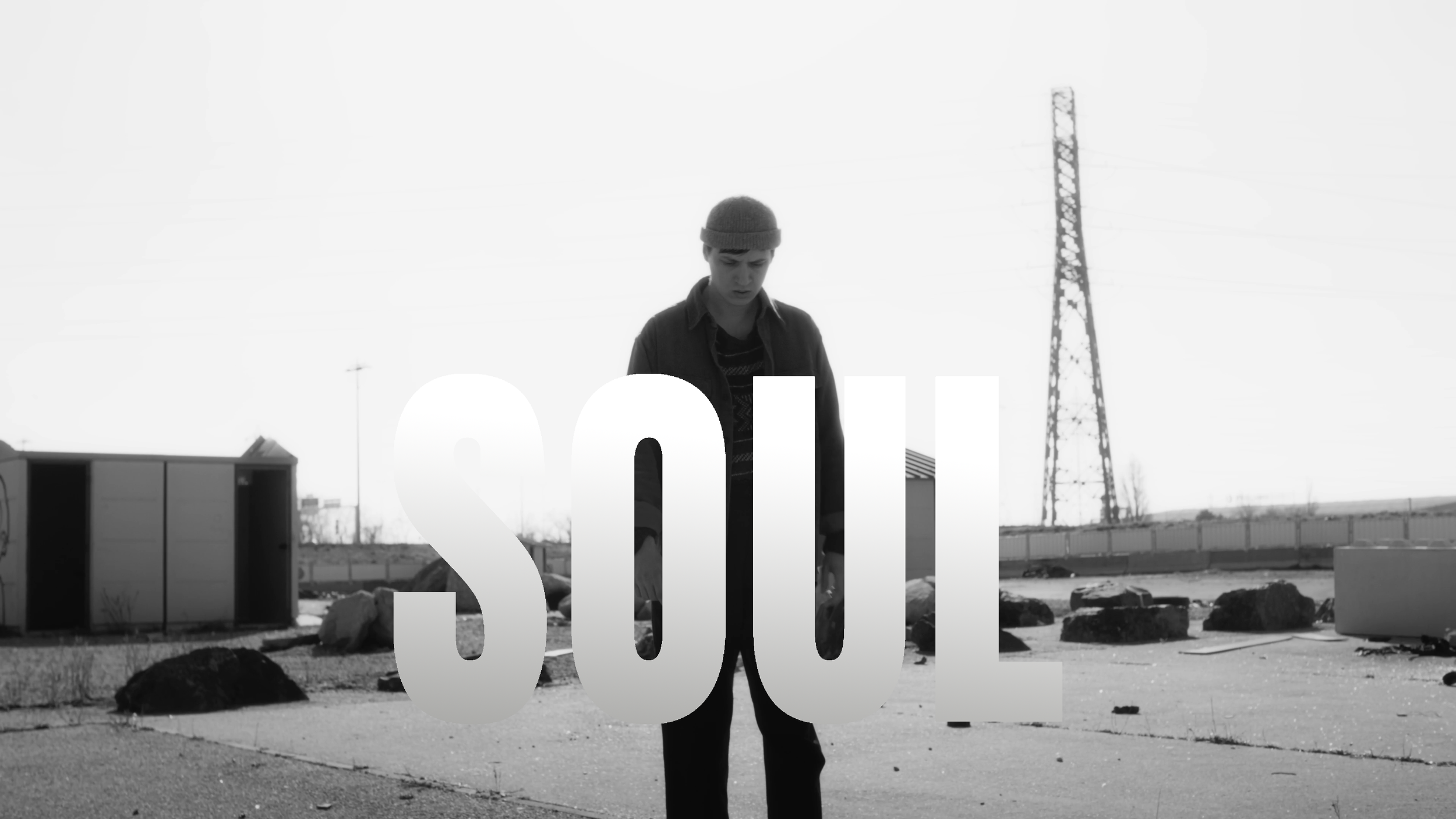 Un garçon debout sur un terrain vague avec la silhouette d'un panneau STOP flotant sur l'image.