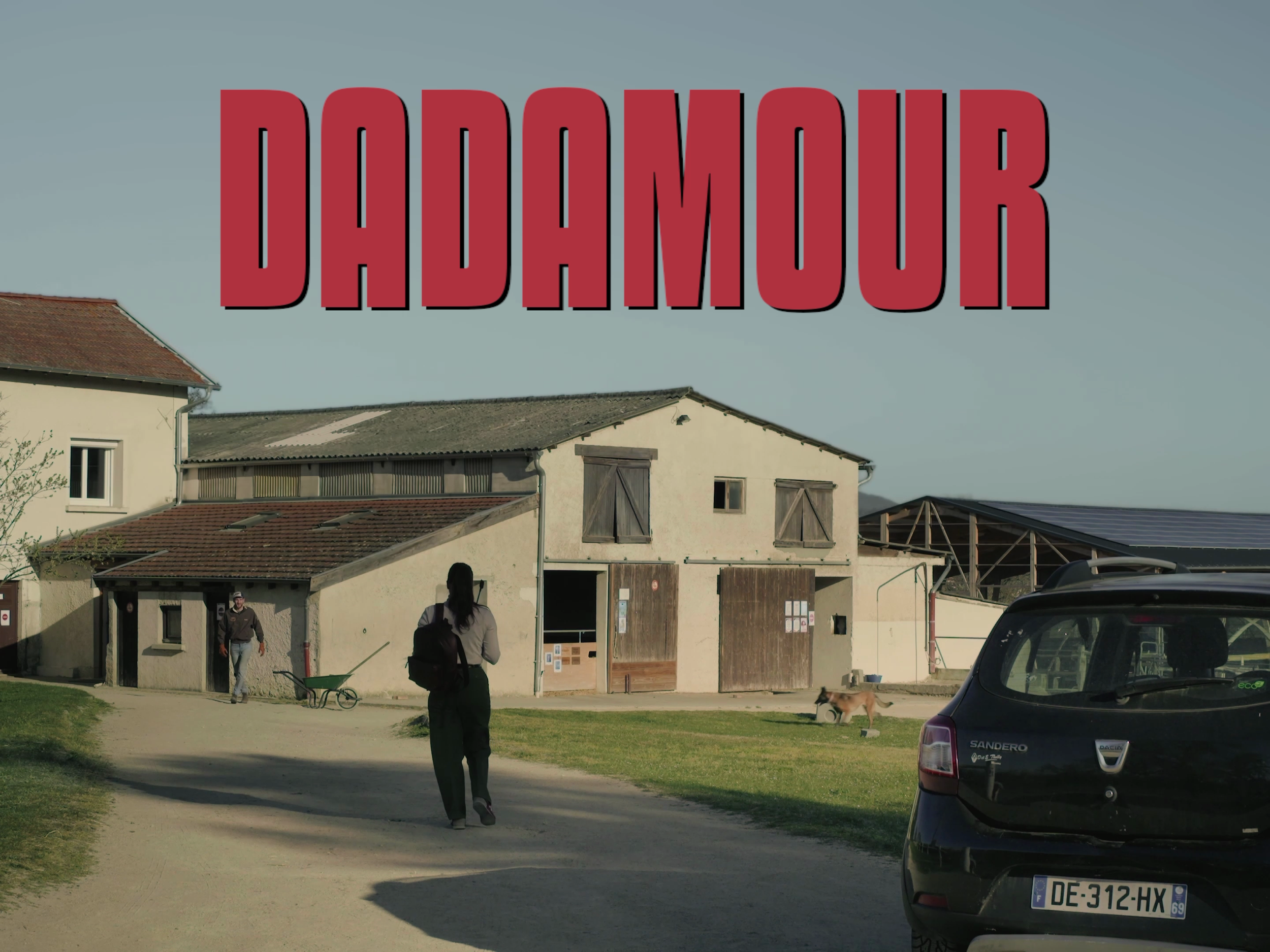 Une ferme avec deux personnes marchant sur un chemin, un chien et une voiture noire en premier plan, le mot 'DADAMOUR' en grosses lettres rouges au-dessus