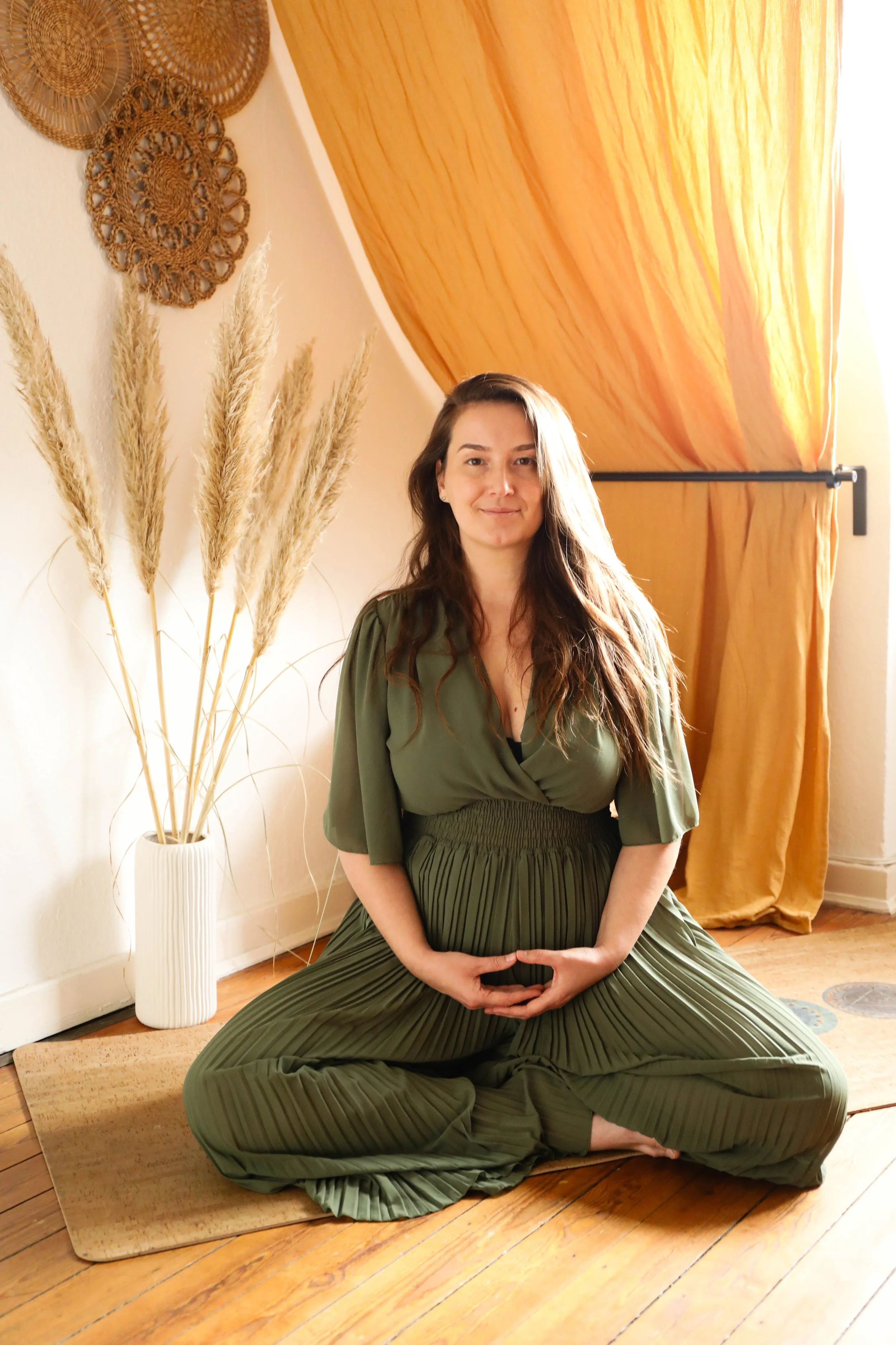 Christin Reese im Schneidersitz bei der Nervensystem-Regulation – Ganzheitlicher Coach für traumasensibles Coaching und energetische Begleitung.