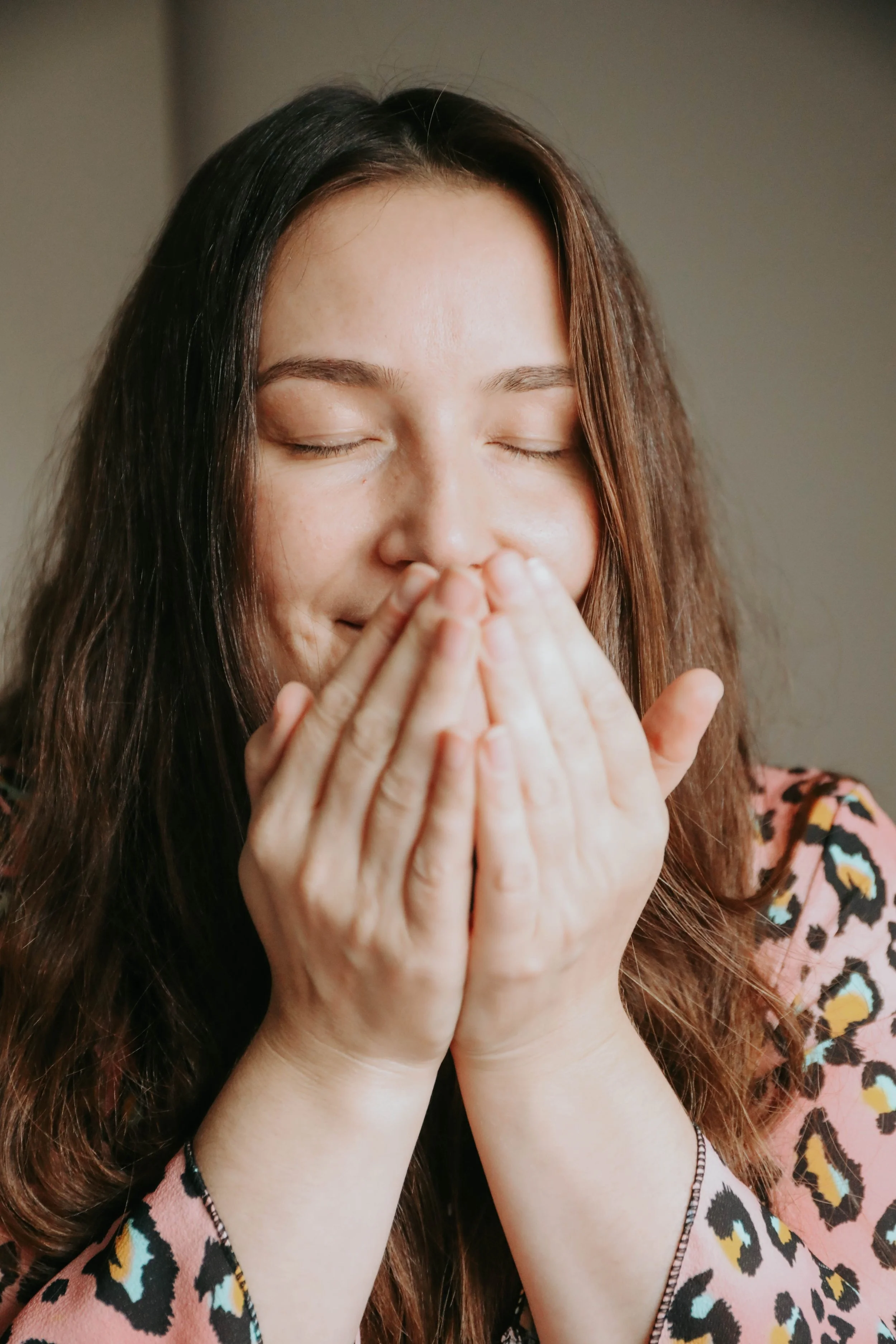 Nahaufnahme von Christin Reese beim Inhalieren der ätherischen Öle. Ihre Augen sind geschlossen und sie lächelt befreit – Symbol für emotionale Entlastung und innere Ruhe durch Pflanzenkraft.