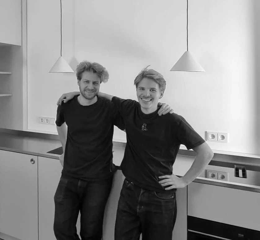 schwarzweiss bild von Fabio Bachmann und David Kaiser in einer Küche