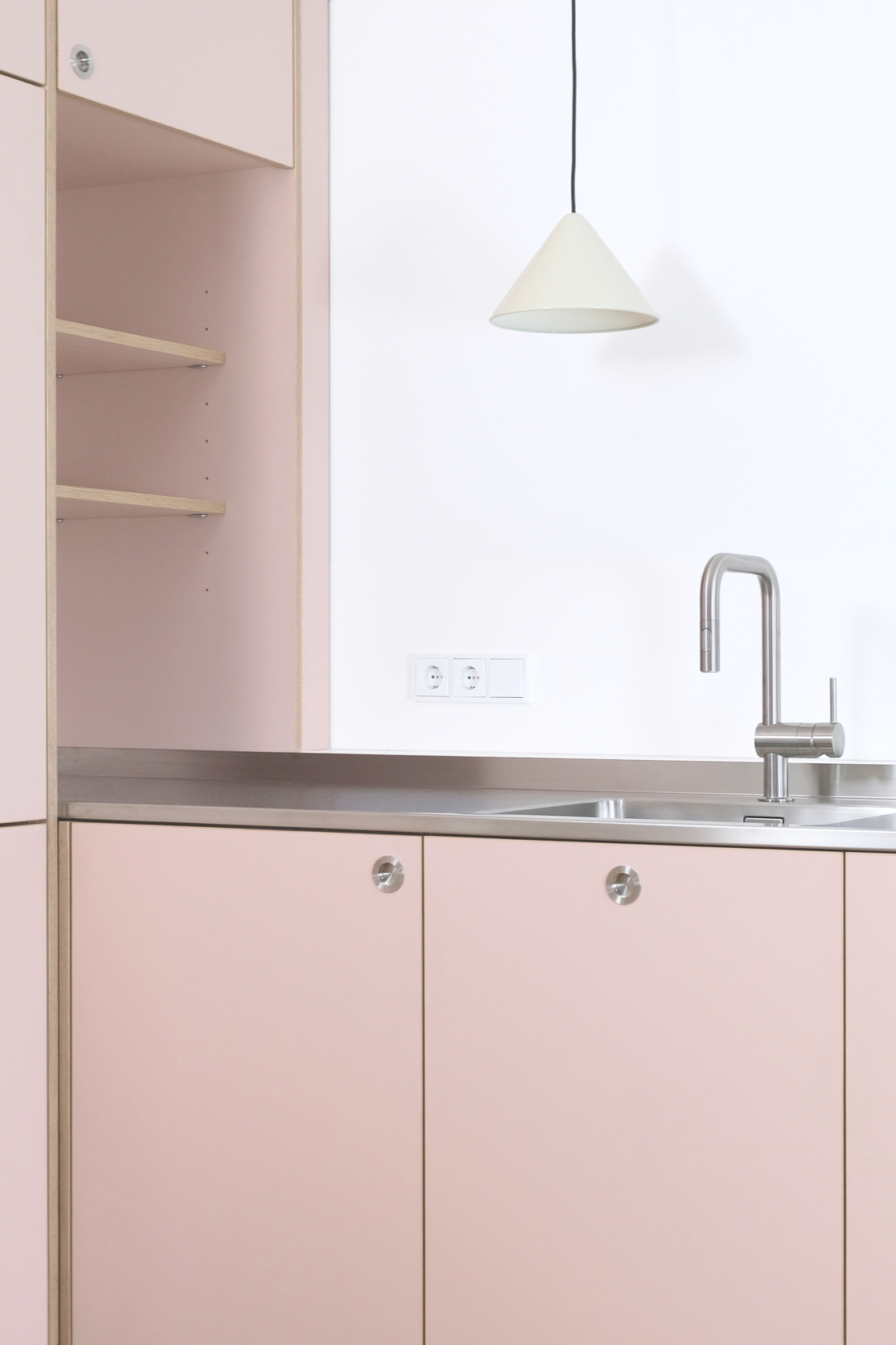 küche rosa mit sperrholzkanten und edelstahl küchenablage