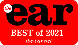 Logo mit rotem Hintergrund, weißen und schwarzen Text, der 'the ear BEST of 2021' und die Website 'the-ear.net' zeigt.
